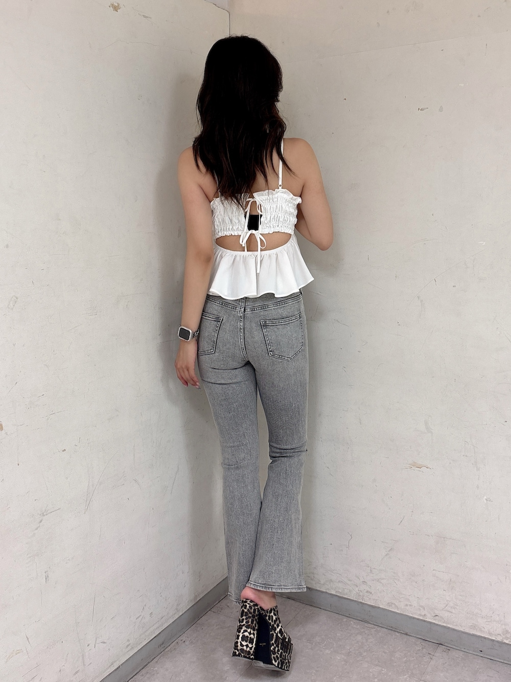 グレー系のデニムパンツ、ホワイト系のシャツ/ブラウス、その他のサンダルを着用したレディースの夏コーディネートの3枚目の写真