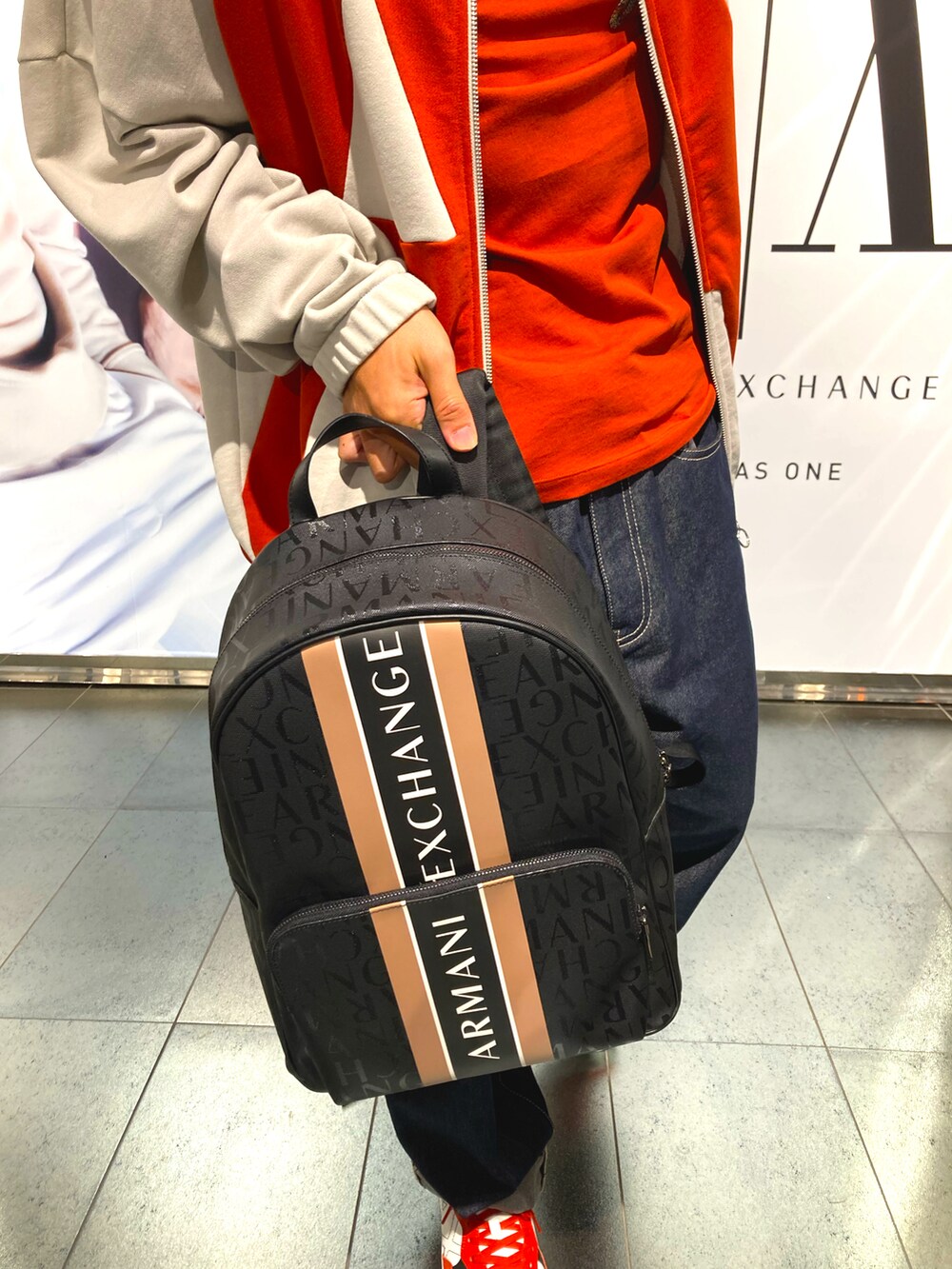 「カジュアルコーデ、Tシャツ、メンズファッション、armaniexchange、AXchanger、AXchange、Armani Exchange」｜「ARMANI EXCHANGEの【A|X アルマーニ エクスチェンジ】ビッグAXロゴ　ジップアップスウェット（パーカー、ホワイト系）」を使った、shupeiさん（メンズ・170cm）の夏コーディネートの3枚目の写真