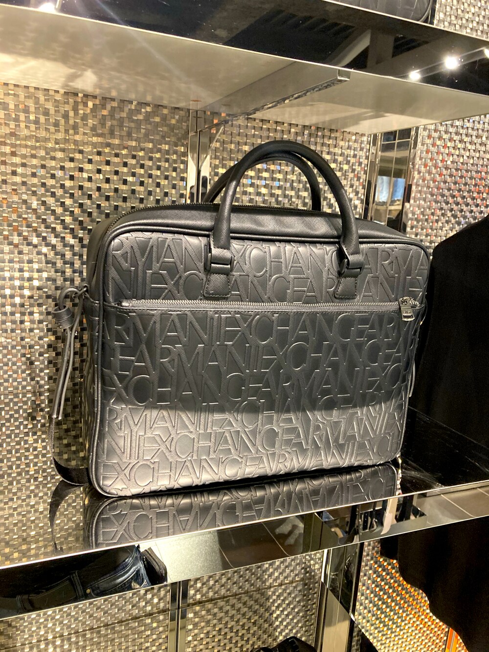 「メンズファッション、AXchanger、AXchange、armaniexchange、ARMANIEXCHANGE」｜「ARMANI EXCHANGEのアイテム（バッグ、ブラック系）」を使った、shupeiさん（メンズ・170cm）の秋コーディネートの3枚目の写真