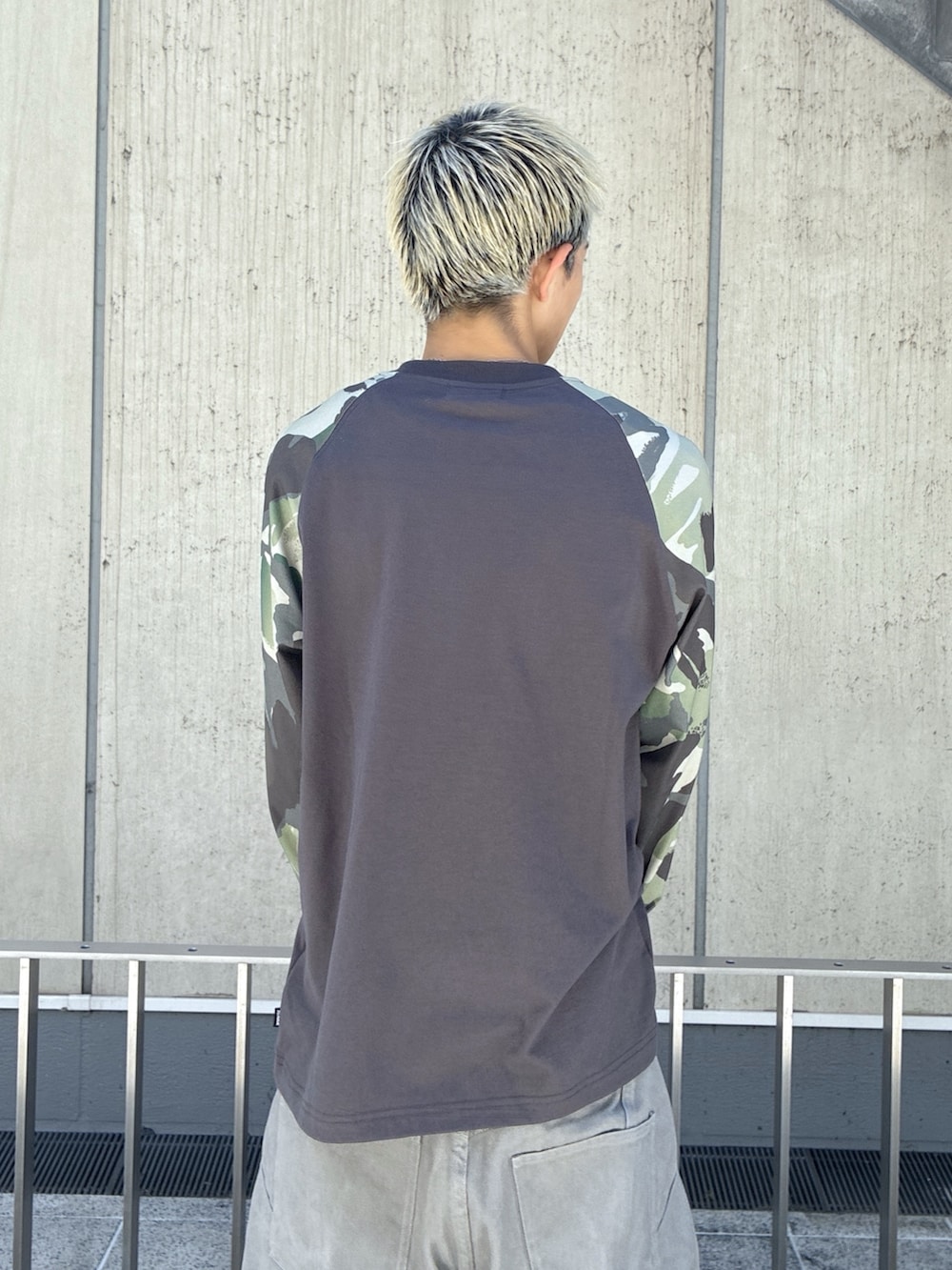 グレー系のTシャツ/カットソー、グレー系のその他パンツを着用したメンズの夏コーディネートの6枚目の写真