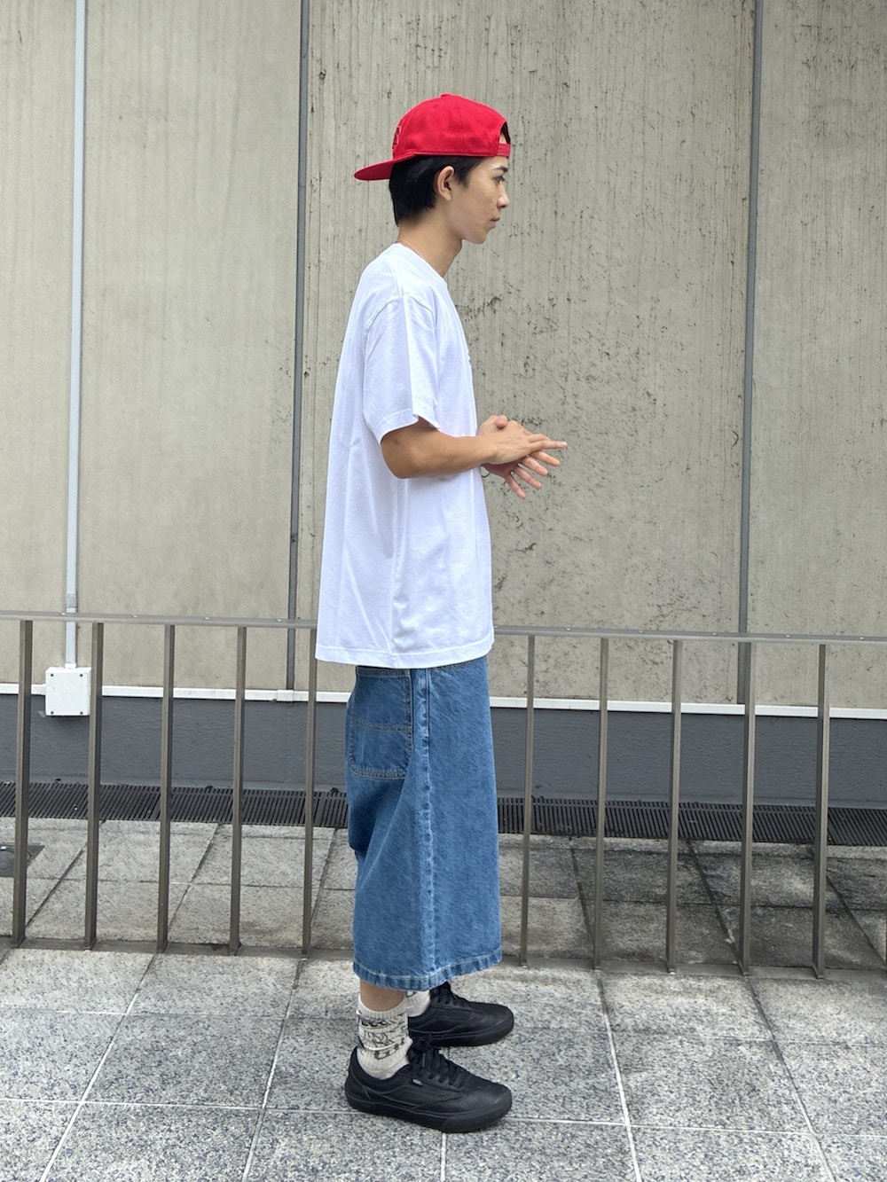 ブルー系のその他パンツ、レッド系のキャップを着用したメンズの夏コーディネートの4枚目の写真