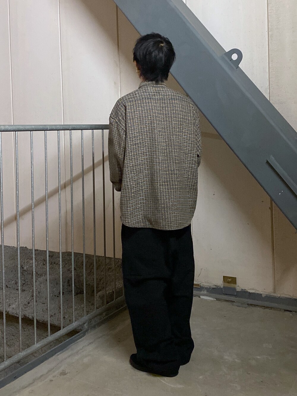 ベージュ系のシャツ/ブラウス、ブラック系のその他パンツを着用したメンズの秋コーディネートの3枚目の写真