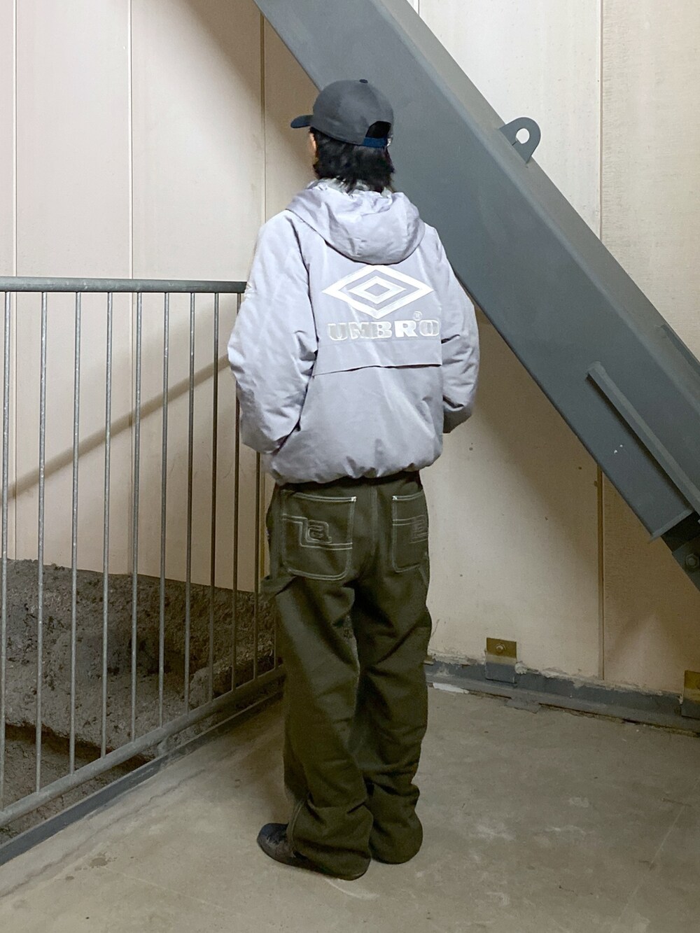 グレー系のブルゾン、ブラウン系のその他パンツを着用したメンズの冬コーディネートの2枚目の写真