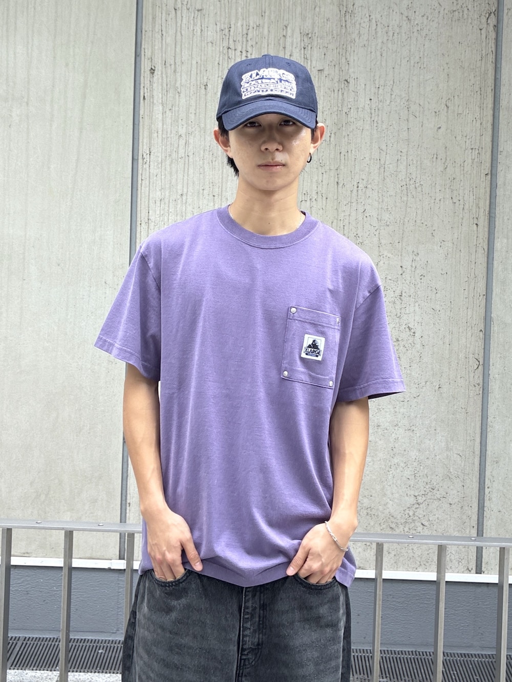 パープル系のTシャツ/カットソー、ブラック系のデニムパンツ、ブルー系のキャップを着用したメンズの夏コーディネートの5枚目の写真