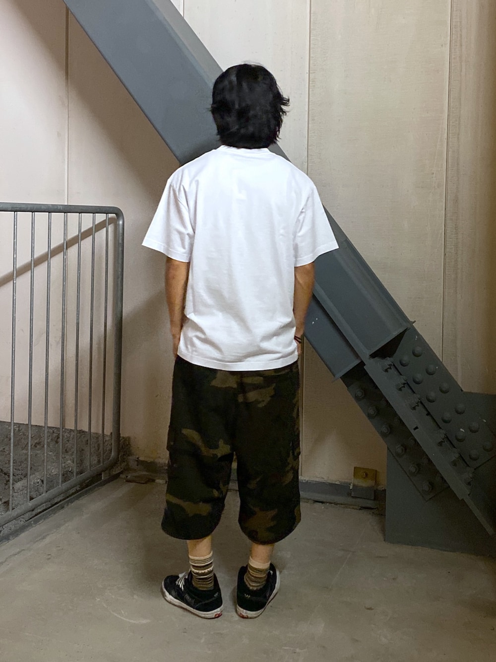 ホワイト系のTシャツ/カットソー、その他のスウェットパンツを着用したメンズの春コーディネートの2枚目の写真