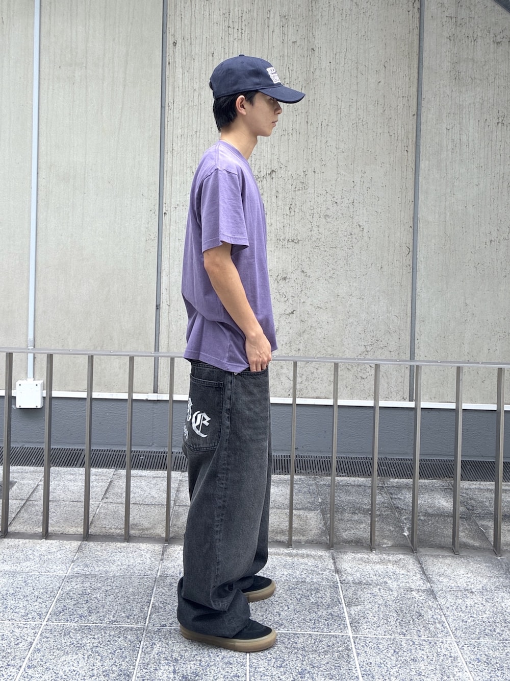 パープル系のTシャツ/カットソー、ブラック系のデニムパンツ、ブルー系のキャップを着用したメンズの夏コーディネートの4枚目の写真