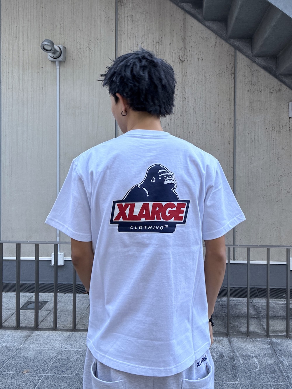 ブラック系のブルゾン、ホワイト系のTシャツ/カットソーを着用したメンズの冬コーディネートの3枚目の写真