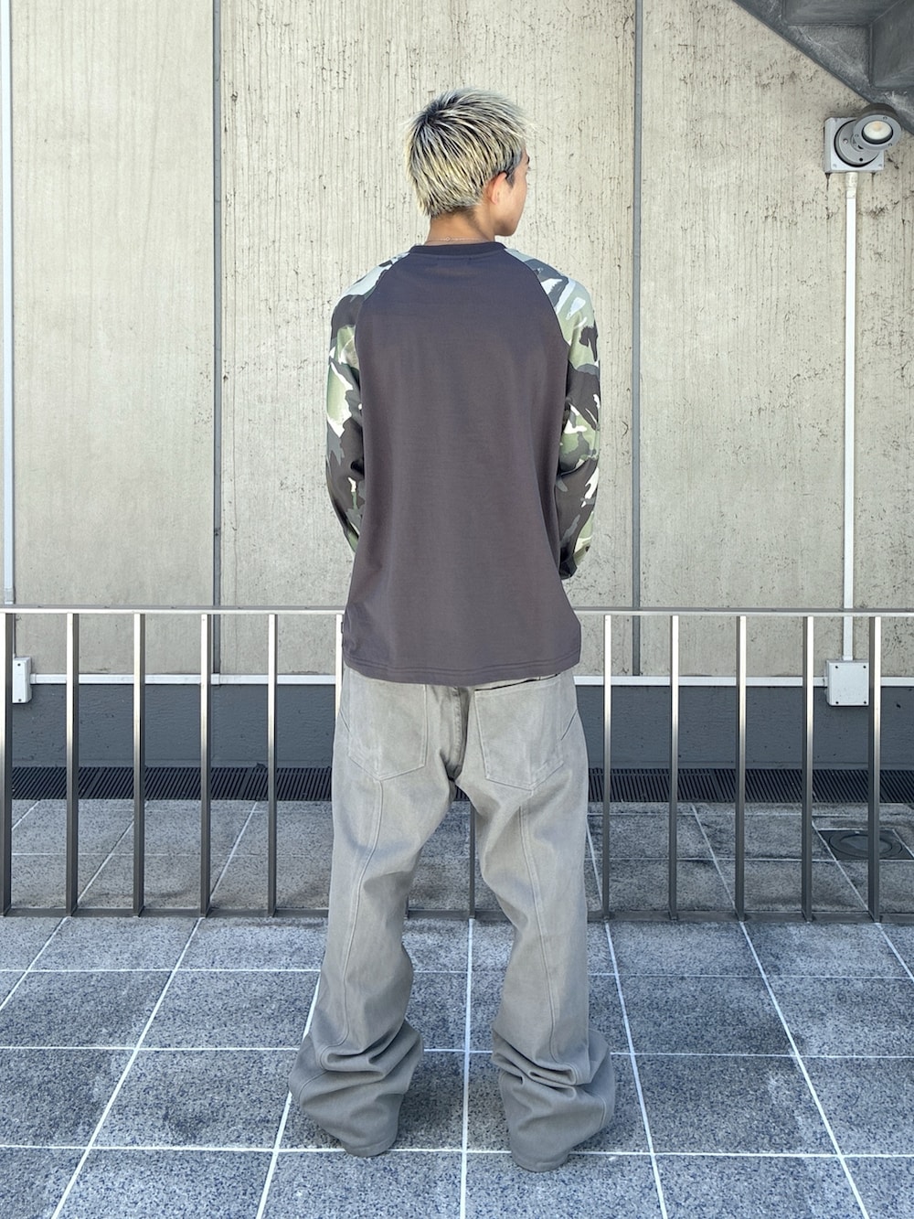 グレー系のTシャツ/カットソー、グレー系のその他パンツを着用したメンズの夏コーディネートの4枚目の写真