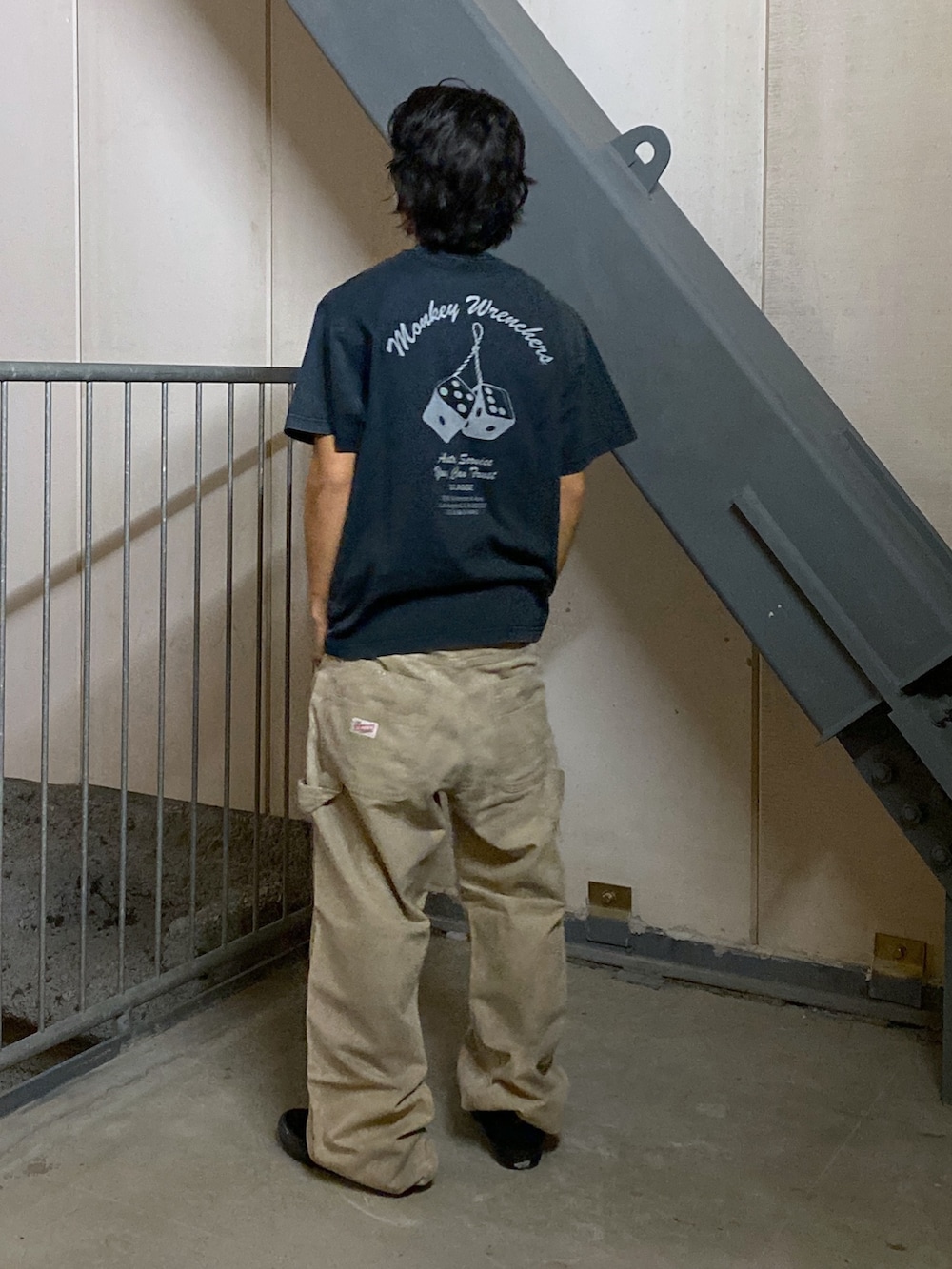 ブラック系のTシャツ/カットソー、ベージュ系のその他パンツを着用したメンズの春コーディネートの2枚目の写真