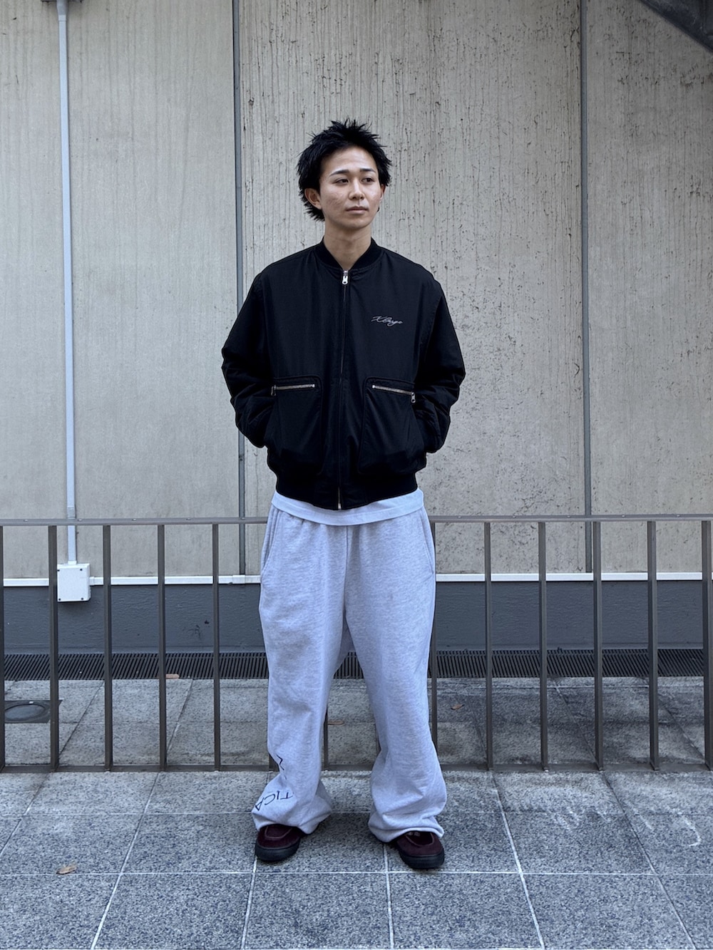 ブラック系のブルゾン、ホワイト系のTシャツ/カットソーを着用したメンズの冬コーディネートの2枚目の写真