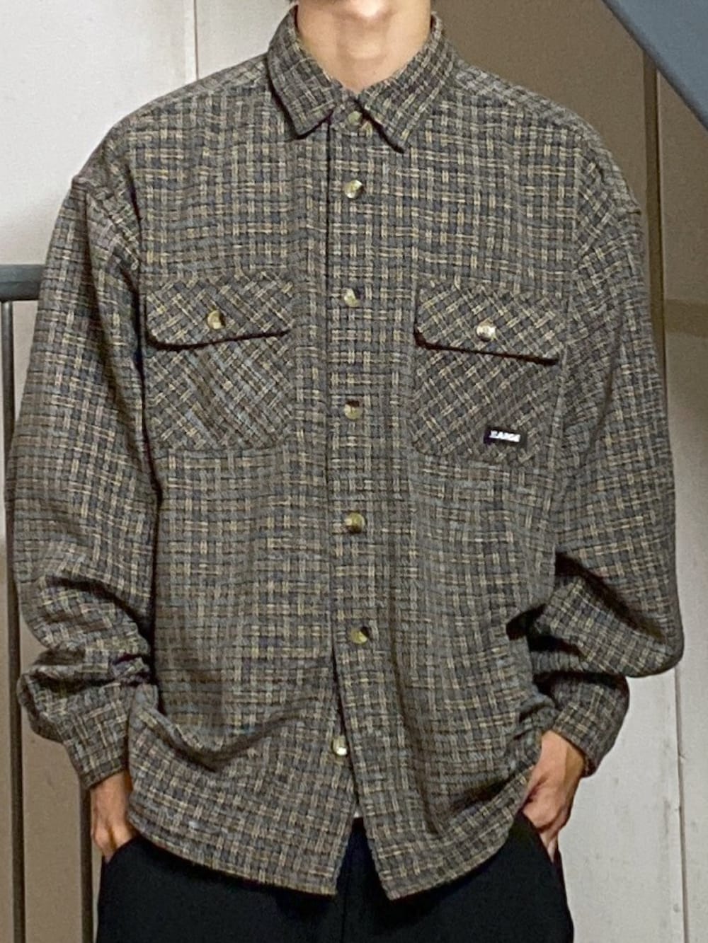 ベージュ系のシャツ/ブラウス、ブラック系のその他パンツを着用したメンズの秋コーディネートの2枚目の写真