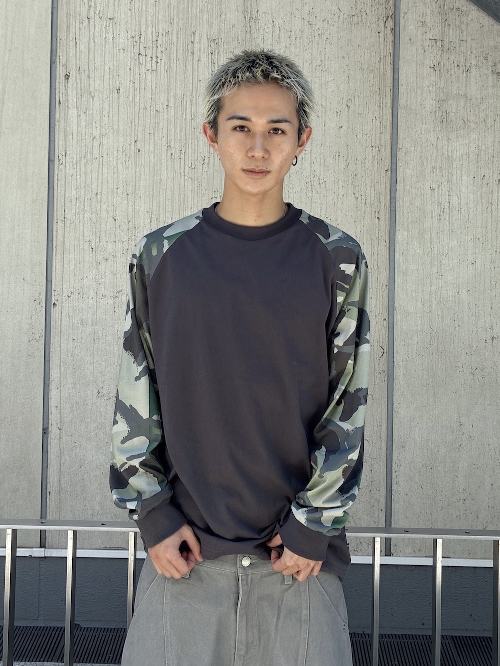 グレー系のTシャツ/カットソー、グレー系のその他パンツを着用したメンズの夏コーディネートの5枚目の写真