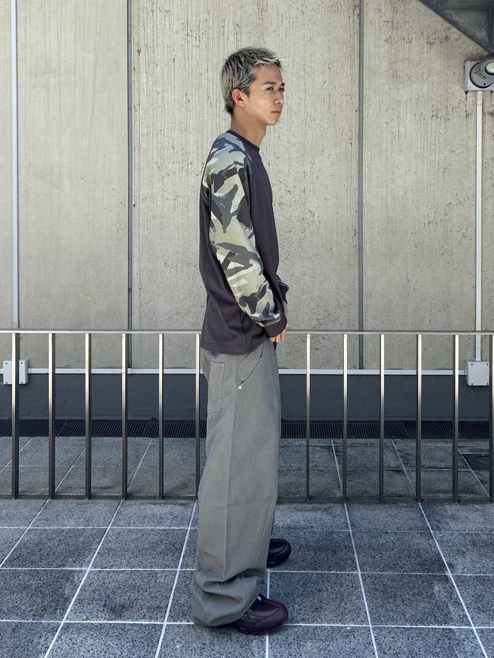 グレー系のTシャツ/カットソー、グレー系のその他パンツを着用したメンズの夏コーディネートの2枚目の写真
