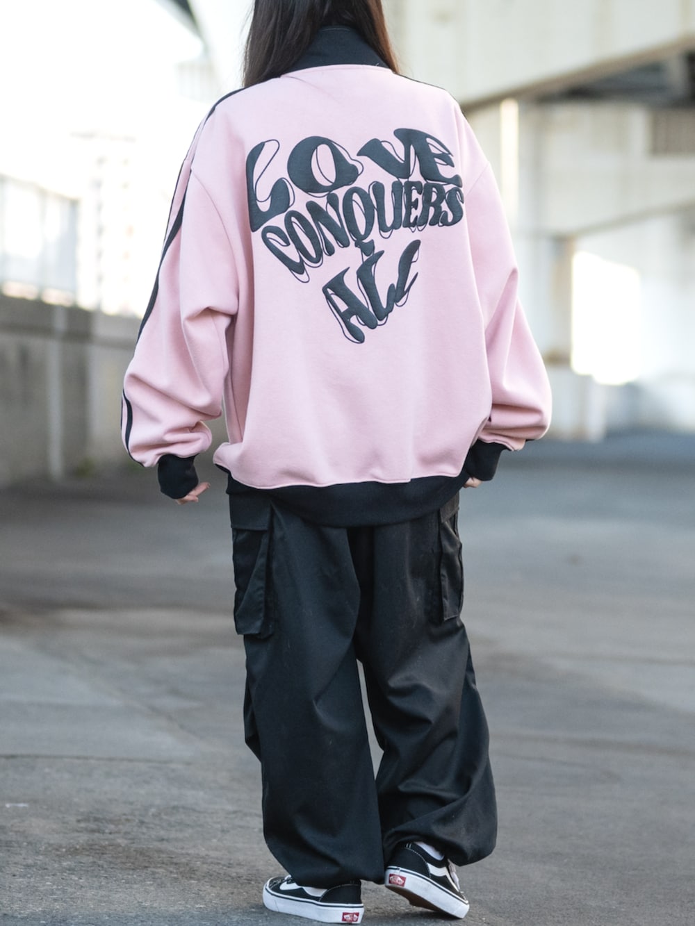 ピンク系のスウェットを着用したレディースの春コーディネートの6枚目の写真