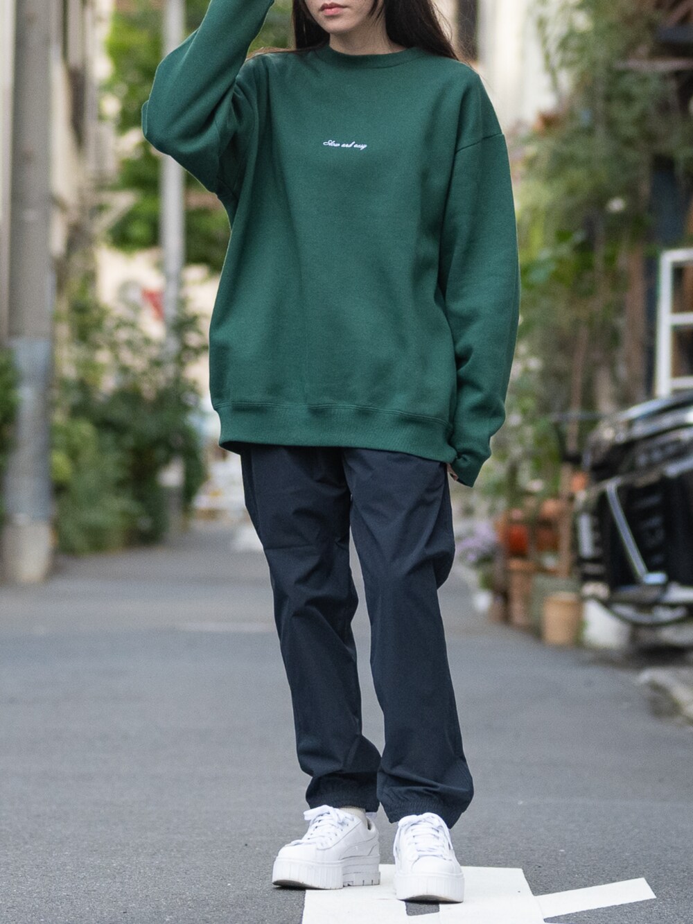 「johnscloset、JOHN'S CLOSET、猫、cat、スウェット、スウェットコーデ、トレーナー、グリーン、グリーンコーデ、ラフ、ラフコーデ、ラフスタイル、スニーカー、スニーカーコーデ、スニーカー女子」｜「Naive magicの【a】バックプリント＆刺繍 ルーズサイズ クルーネックスウェット 犬/猫（パーカー、グリーン系）」を使った、wwwearさん（レディース・155cm）の冬コーディネートの5枚目の写真