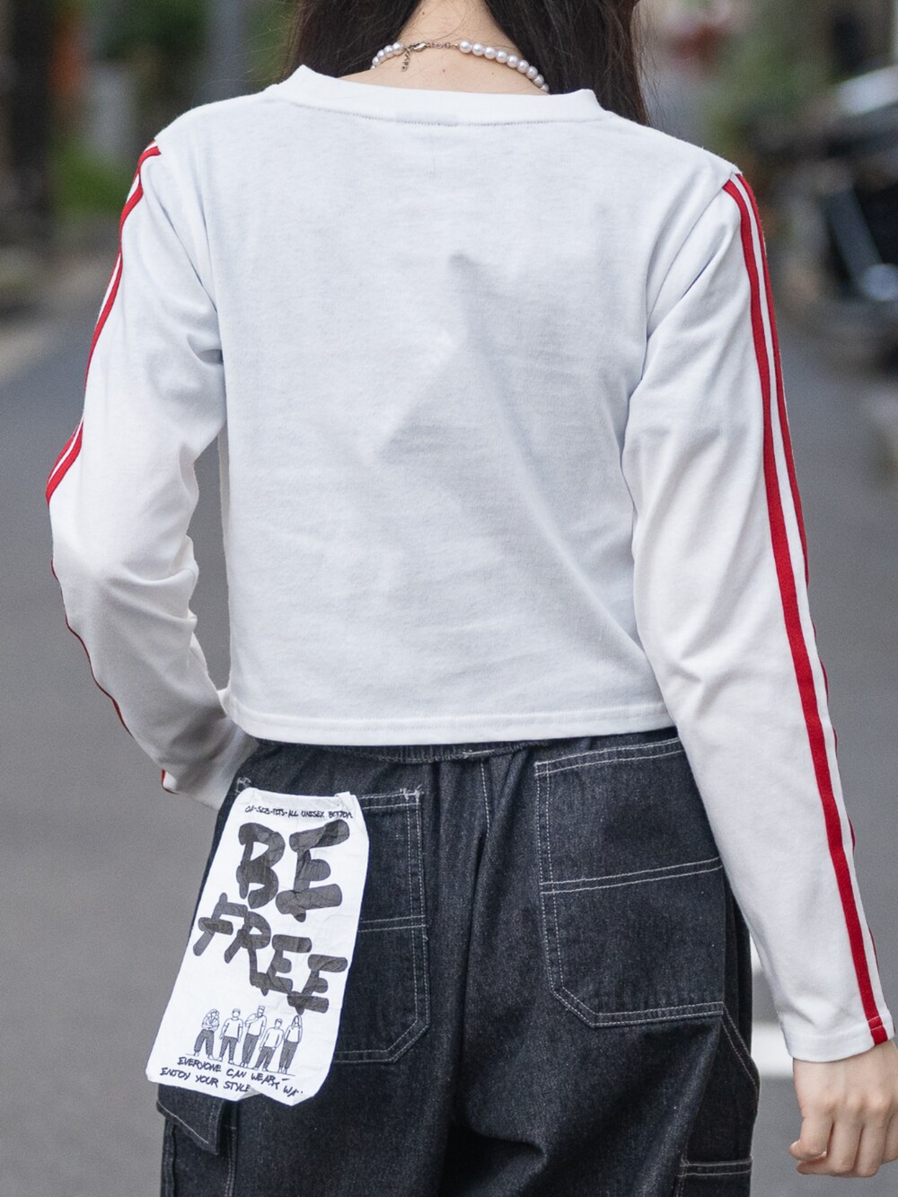 ホワイト系のTシャツ/カットソーを着用したレディースの秋コーディネートの4枚目の写真