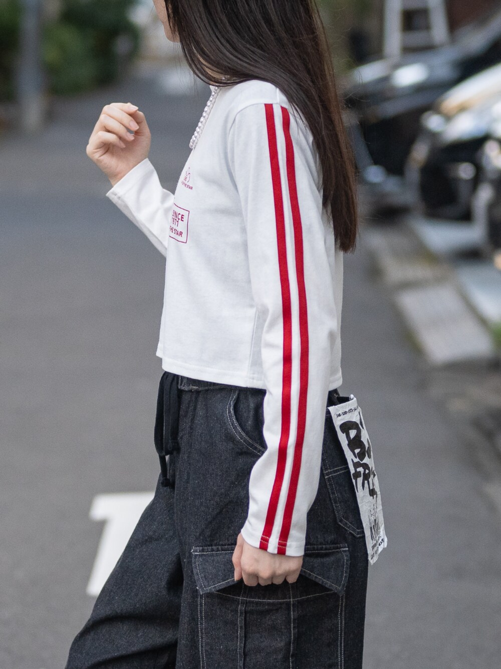 ホワイト系のTシャツ/カットソーを着用したレディースの秋コーディネートの3枚目の写真