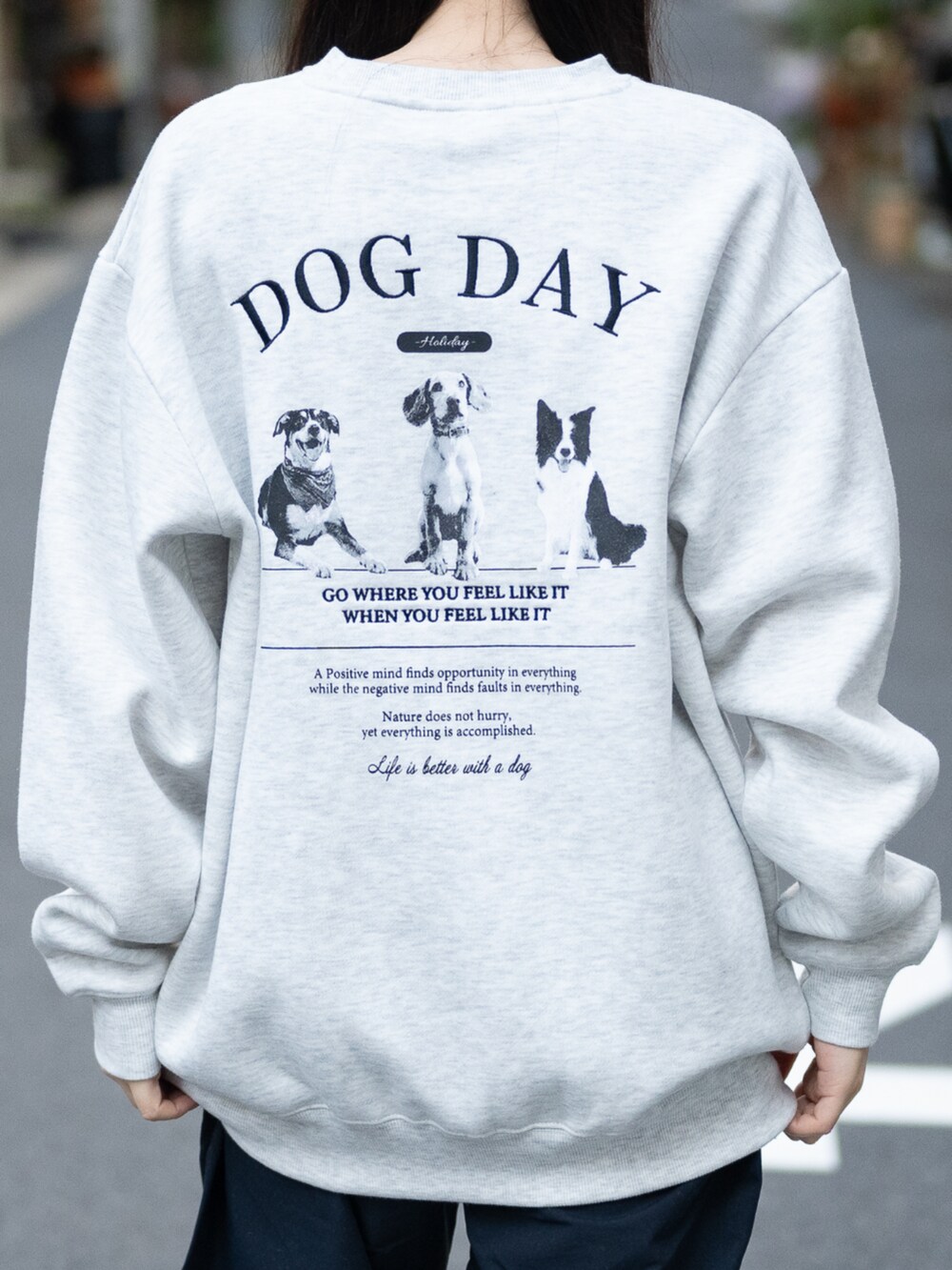 「johnscloset、JOHN'S CLOSET、休日スタイル、スニーカーコーデ、グレー、スウェット、スウェットコーデ、パンツスタイル、パンツコーデ、パンツ、スニーカー、スニーカー女子、ラフ、ラフコーデ」｜「Naive magicの【a】バックプリント＆刺繍 ルーズサイズ クルーネックスウェット 犬/猫（パーカー、グレー系）」を使った、wwwearさん（レディース・155cm）の冬コーディネートの4枚目の写真