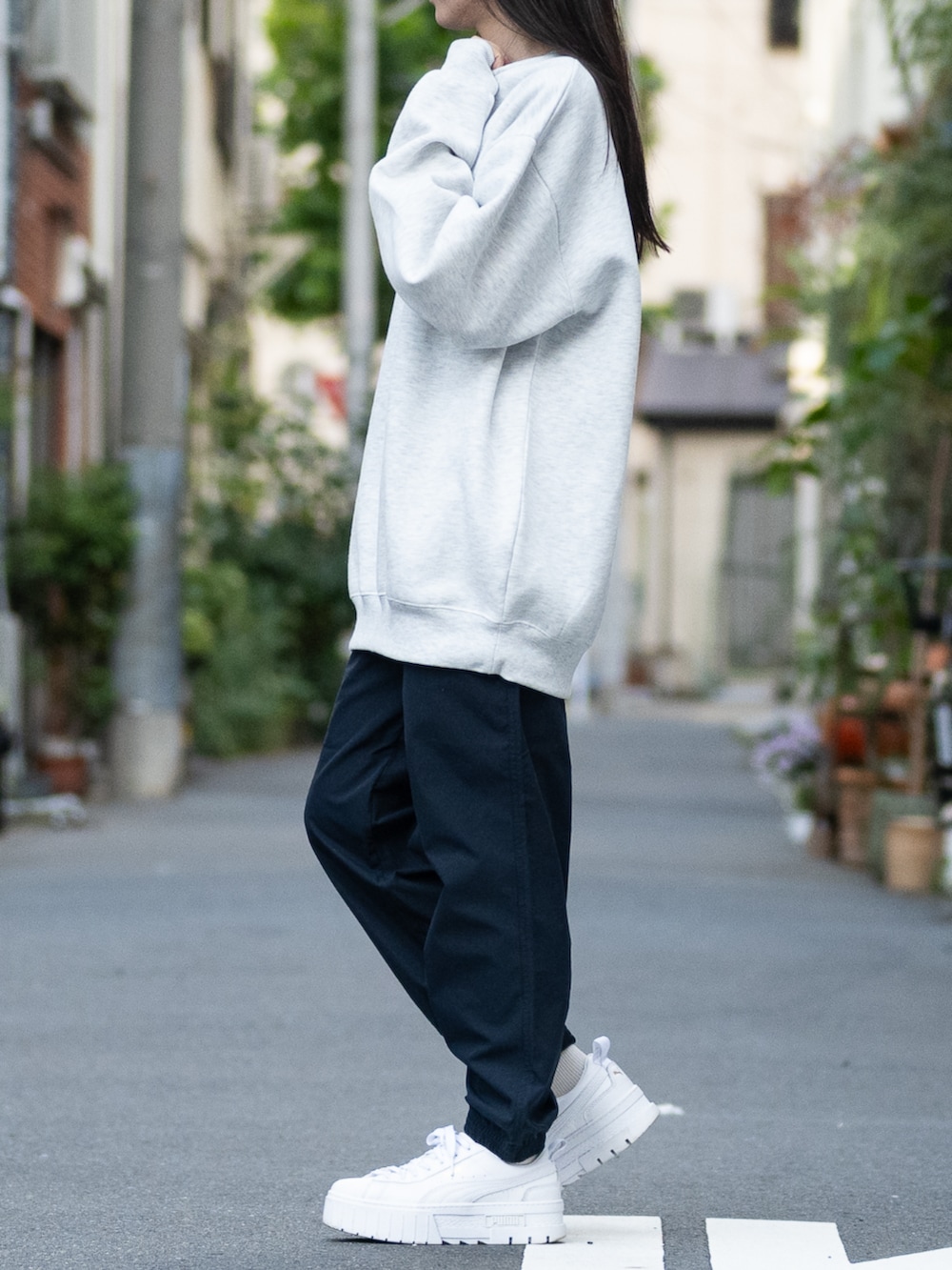 「johnscloset、JOHN'S CLOSET、休日スタイル、スニーカーコーデ、グレー、スウェット、スウェットコーデ、パンツスタイル、パンツコーデ、パンツ、スニーカー、スニーカー女子、ラフ、ラフコーデ」｜「Naive magicの【a】バックプリント＆刺繍 ルーズサイズ クルーネックスウェット 犬/猫（パーカー、グレー系）」を使った、wwwearさん（レディース・155cm）の冬コーディネートの6枚目の写真