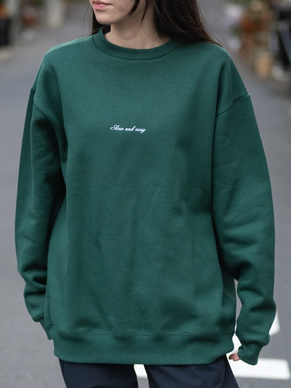 「johnscloset、JOHN'S CLOSET、猫、cat、スウェット、スウェットコーデ、トレーナー、グリーン、グリーンコーデ、ラフ、ラフコーデ、ラフスタイル、スニーカー、スニーカーコーデ、スニーカー女子」｜「Naive magicの【a】バックプリント＆刺繍 ルーズサイズ クルーネックスウェット 犬/猫（パーカー、グリーン系）」を使った、wwwearさん（レディース・155cm）の冬コーディネートの2枚目の写真