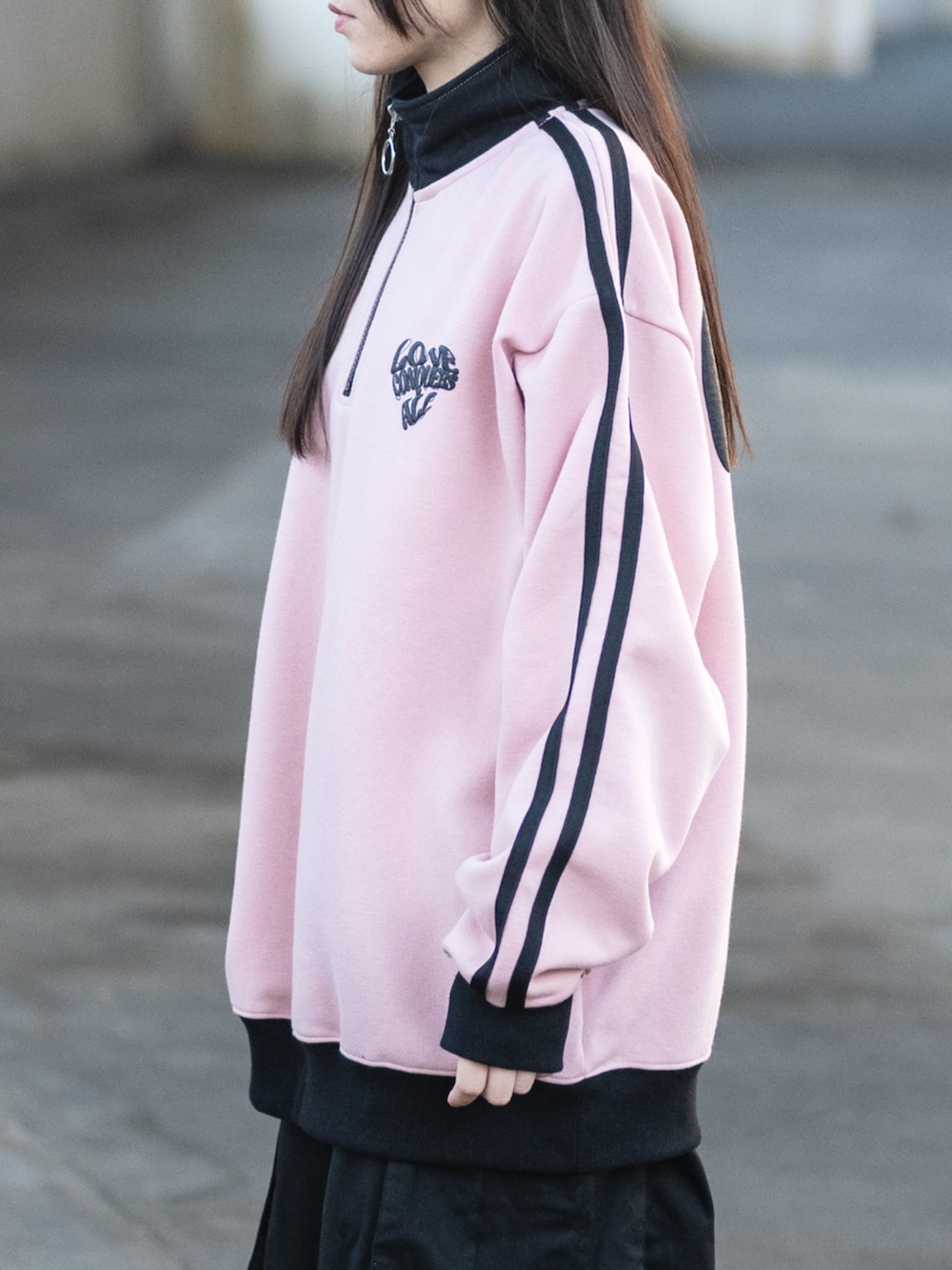 ピンク系のスウェットを着用したレディースの春コーディネートの3枚目の写真