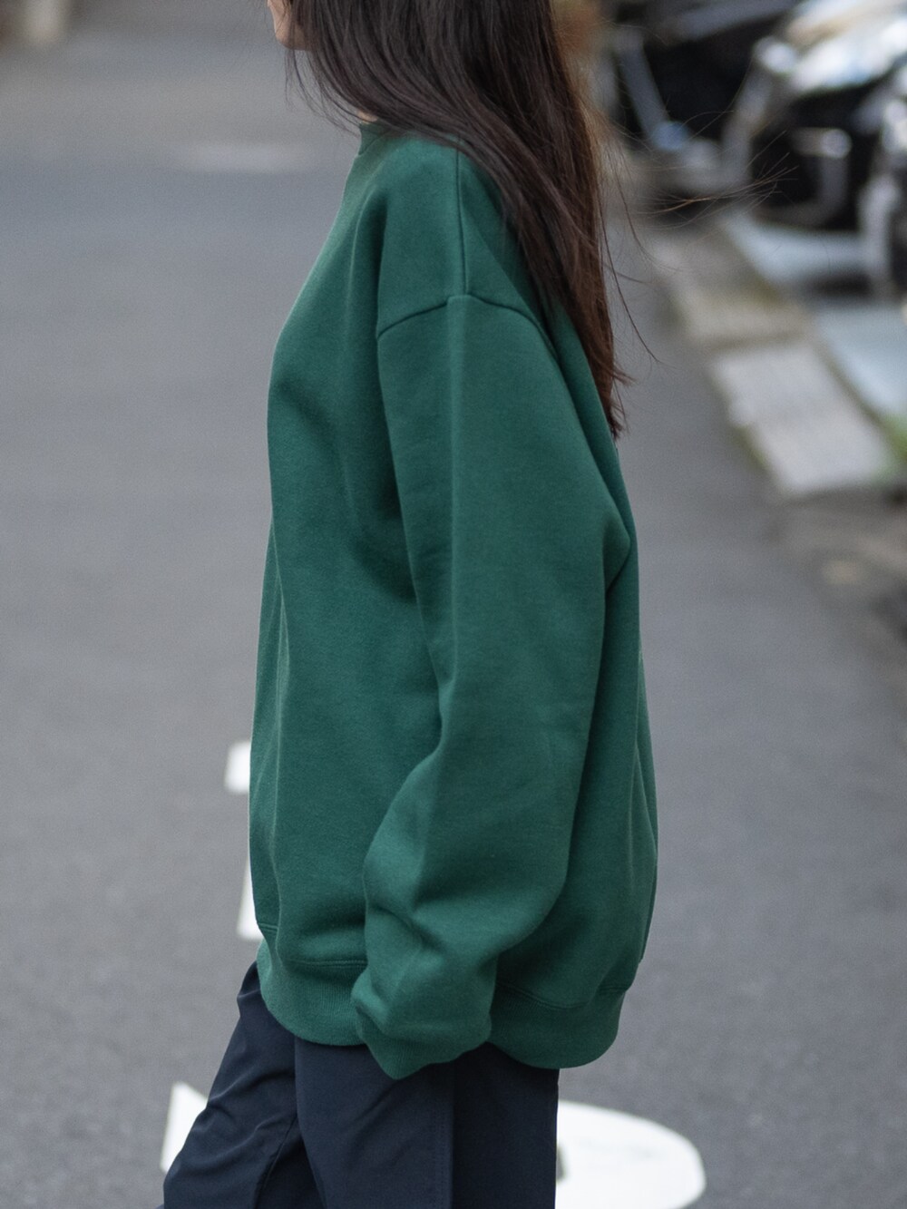 「johnscloset、JOHN'S CLOSET、猫、cat、スウェット、スウェットコーデ、トレーナー、グリーン、グリーンコーデ、ラフ、ラフコーデ、ラフスタイル、スニーカー、スニーカーコーデ、スニーカー女子」｜「Naive magicの【a】バックプリント＆刺繍 ルーズサイズ クルーネックスウェット 犬/猫（パーカー、グリーン系）」を使った、wwwearさん（レディース・155cm）の冬コーディネートの3枚目の写真
