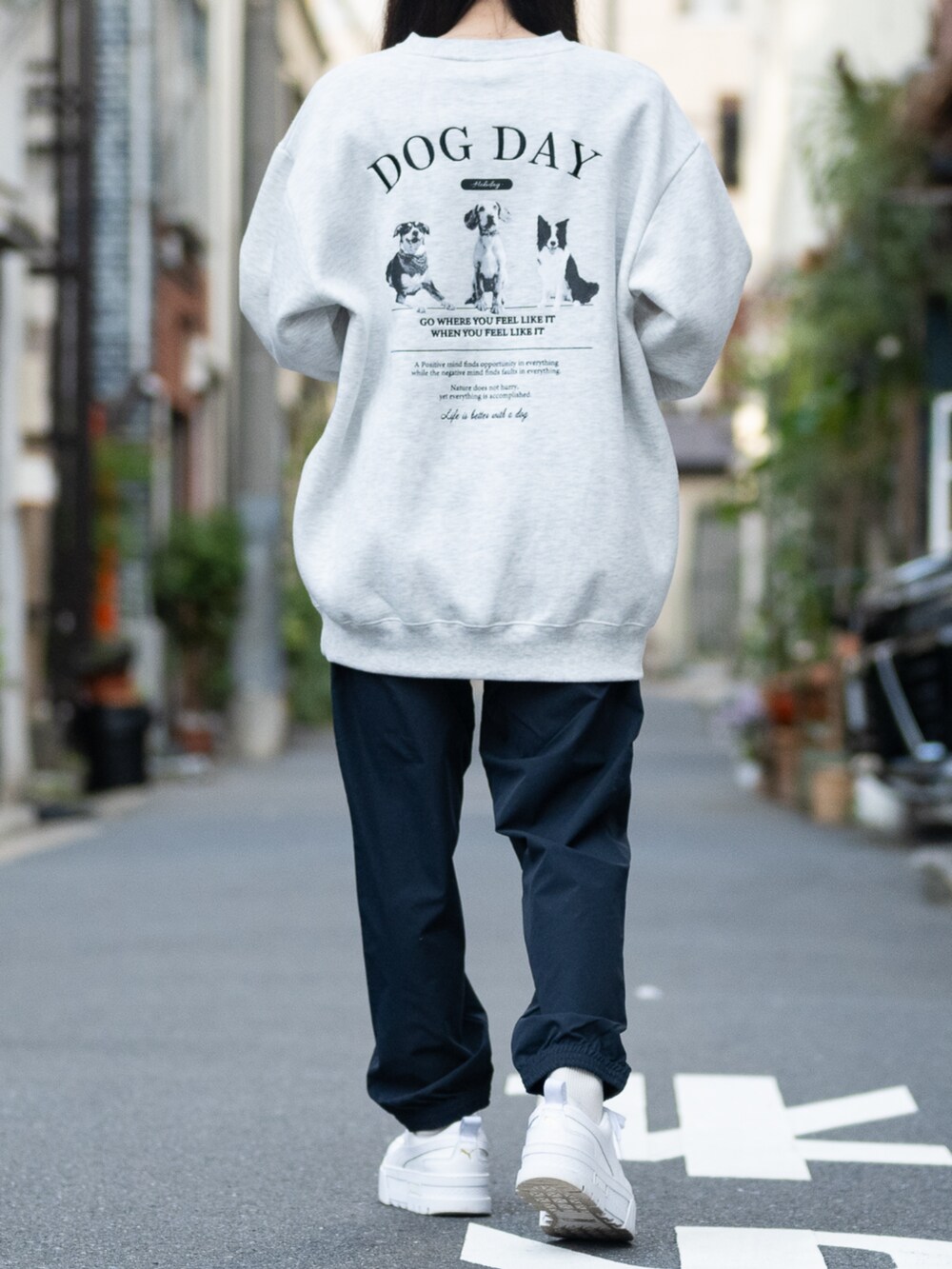 「johnscloset、JOHN'S CLOSET、休日スタイル、スニーカーコーデ、グレー、スウェット、スウェットコーデ、パンツスタイル、パンツコーデ、パンツ、スニーカー、スニーカー女子、ラフ、ラフコーデ」｜「Naive magicの【a】バックプリント＆刺繍 ルーズサイズ クルーネックスウェット 犬/猫（パーカー、グレー系）」を使った、wwwearさん（レディース・155cm）の冬コーディネートの7枚目の写真
