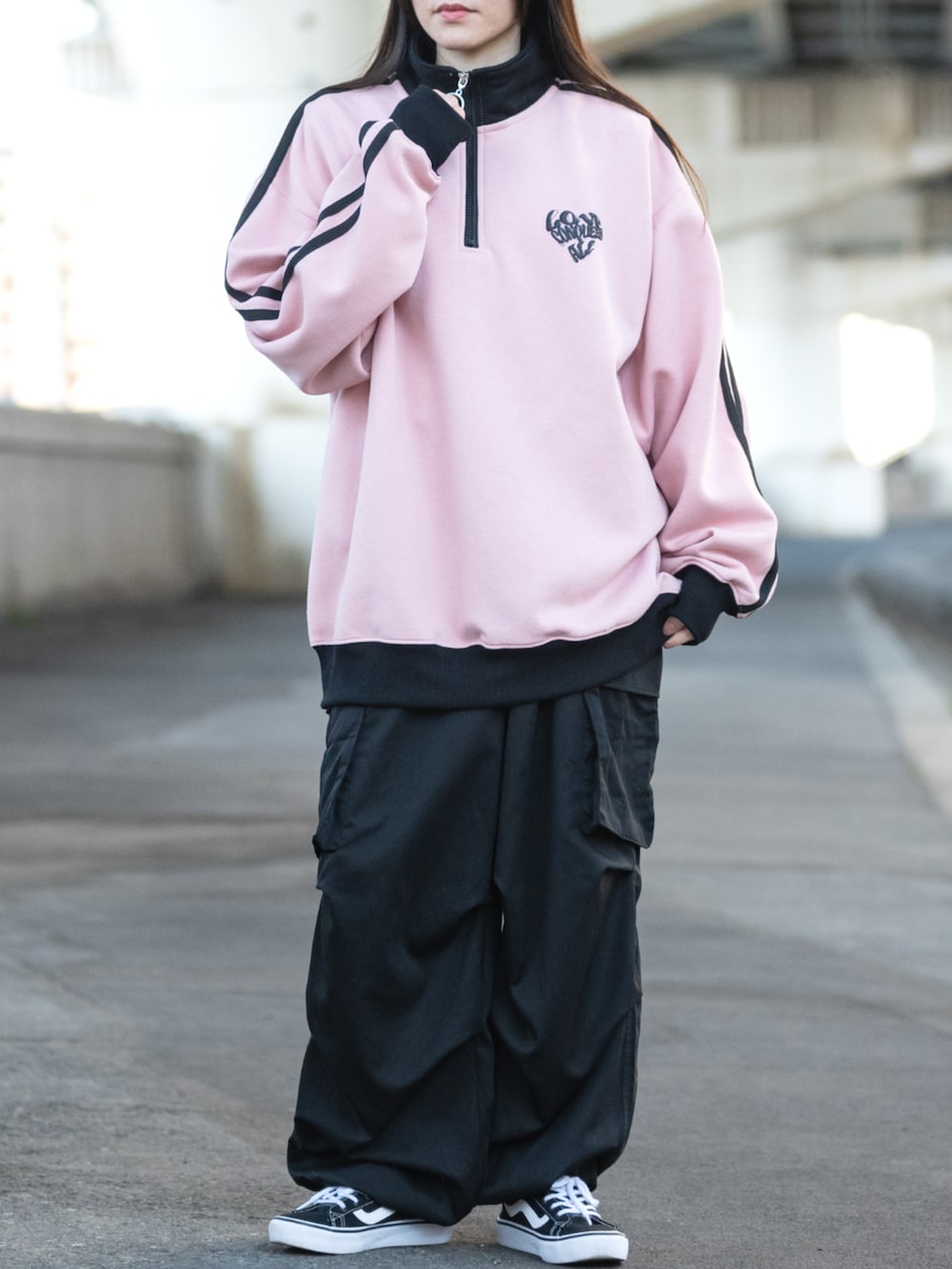 ピンク系のスウェットを着用したレディースの春コーディネートの5枚目の写真