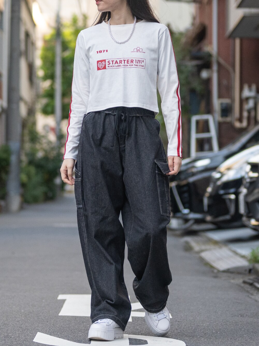 ホワイト系のTシャツ/カットソーを着用したレディースの秋コーディネートの5枚目の写真