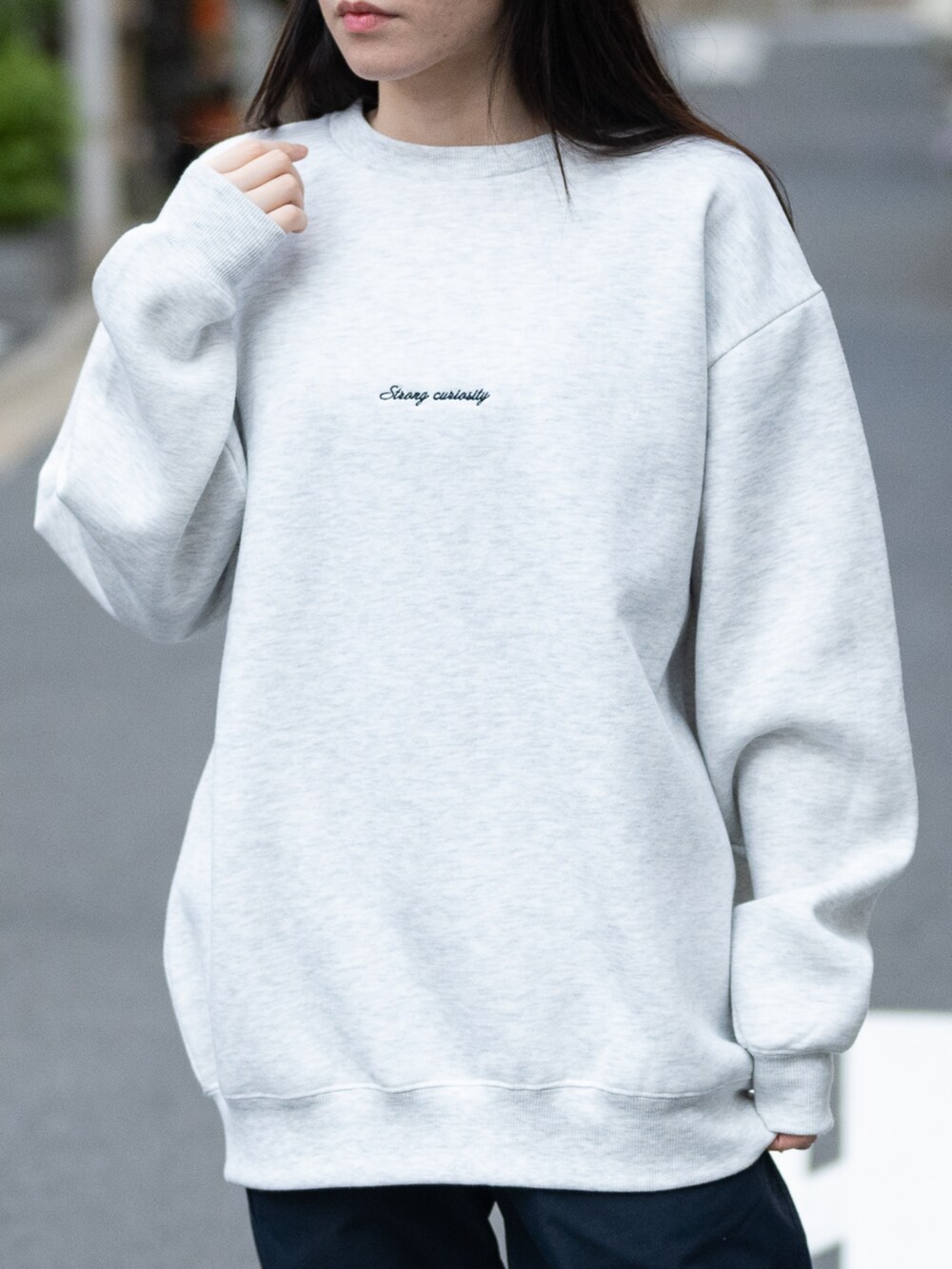 「johnscloset、JOHN'S CLOSET、休日スタイル、スニーカーコーデ、グレー、スウェット、スウェットコーデ、パンツスタイル、パンツコーデ、パンツ、スニーカー、スニーカー女子、ラフ、ラフコーデ」｜「Naive magicの【a】バックプリント＆刺繍 ルーズサイズ クルーネックスウェット 犬/猫（パーカー、グレー系）」を使った、wwwearさん（レディース・155cm）の冬コーディネートの2枚目の写真