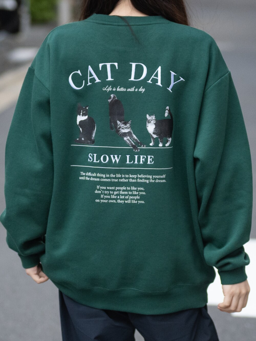 「johnscloset、JOHN'S CLOSET、猫、cat、スウェット、スウェットコーデ、トレーナー、グリーン、グリーンコーデ、ラフ、ラフコーデ、ラフスタイル、スニーカー、スニーカーコーデ、スニーカー女子」｜「Naive magicの【a】バックプリント＆刺繍 ルーズサイズ クルーネックスウェット 犬/猫（パーカー、グリーン系）」を使った、wwwearさん（レディース・155cm）の冬コーディネートの4枚目の写真