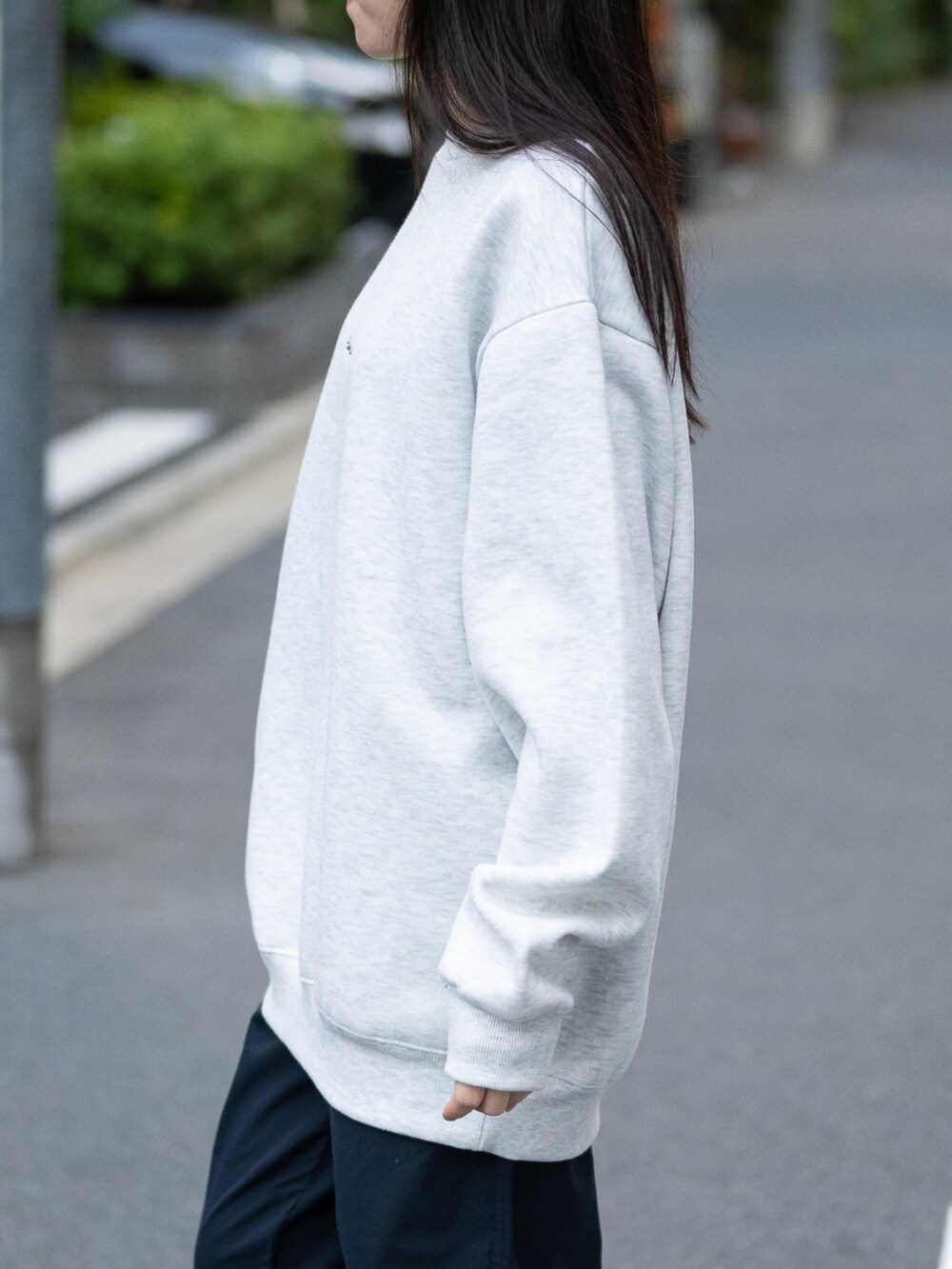 「johnscloset、JOHN'S CLOSET、休日スタイル、スニーカーコーデ、グレー、スウェット、スウェットコーデ、パンツスタイル、パンツコーデ、パンツ、スニーカー、スニーカー女子、ラフ、ラフコーデ」｜「Naive magicの【a】バックプリント＆刺繍 ルーズサイズ クルーネックスウェット 犬/猫（パーカー、グレー系）」を使った、wwwearさん（レディース・155cm）の冬コーディネートの3枚目の写真