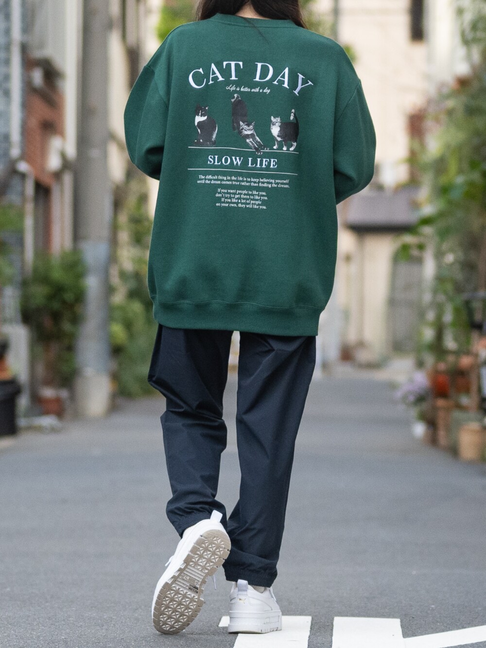 「johnscloset、JOHN'S CLOSET、猫、cat、スウェット、スウェットコーデ、トレーナー、グリーン、グリーンコーデ、ラフ、ラフコーデ、ラフスタイル、スニーカー、スニーカーコーデ、スニーカー女子」｜「Naive magicの【a】バックプリント＆刺繍 ルーズサイズ クルーネックスウェット 犬/猫（パーカー、グリーン系）」を使った、wwwearさん（レディース・155cm）の冬コーディネートの6枚目の写真
