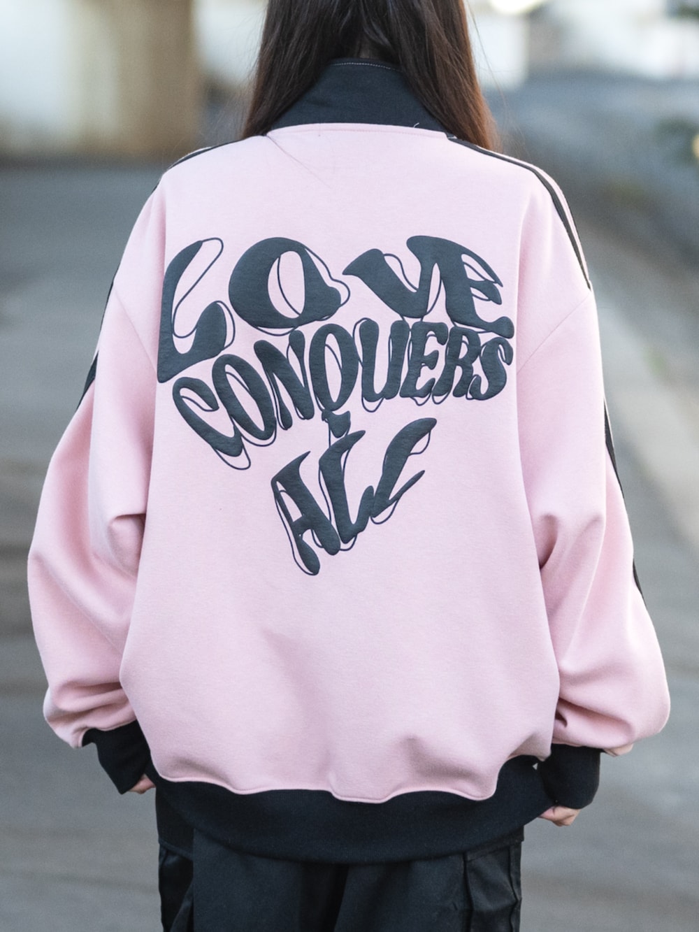 ピンク系のスウェットを着用したレディースの春コーディネートの4枚目の写真