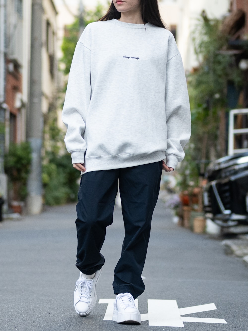 「johnscloset、JOHN'S CLOSET、休日スタイル、スニーカーコーデ、グレー、スウェット、スウェットコーデ、パンツスタイル、パンツコーデ、パンツ、スニーカー、スニーカー女子、ラフ、ラフコーデ」｜「Naive magicの【a】バックプリント＆刺繍 ルーズサイズ クルーネックスウェット 犬/猫（パーカー、グレー系）」を使った、wwwearさん（レディース・155cm）の冬コーディネートの5枚目の写真
