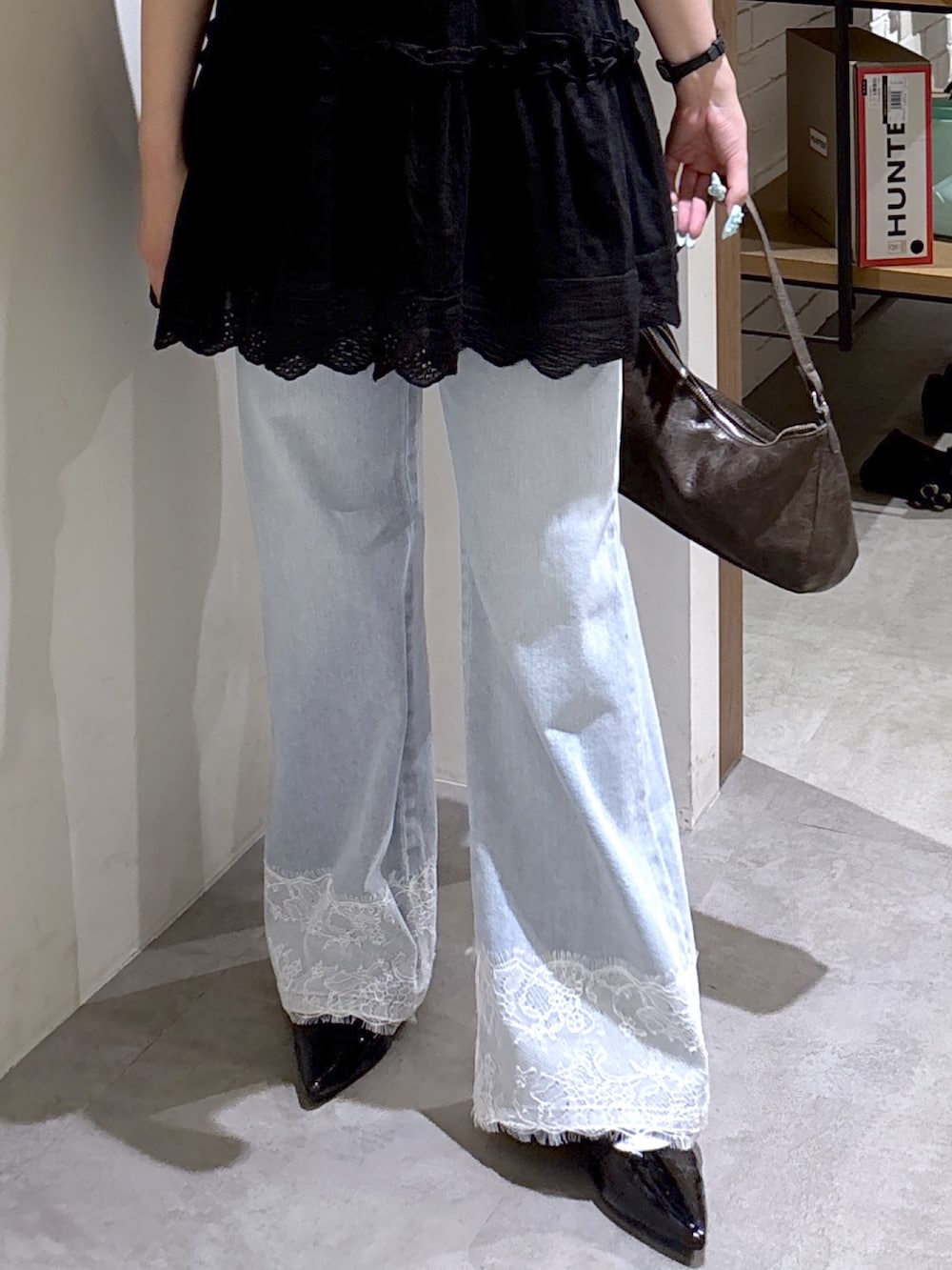 ブラック系のワンピース、グレー系のTシャツ/カットソー、ブルー系のデニムパンツを着用したレディースの夏コーディネートの7枚目の写真