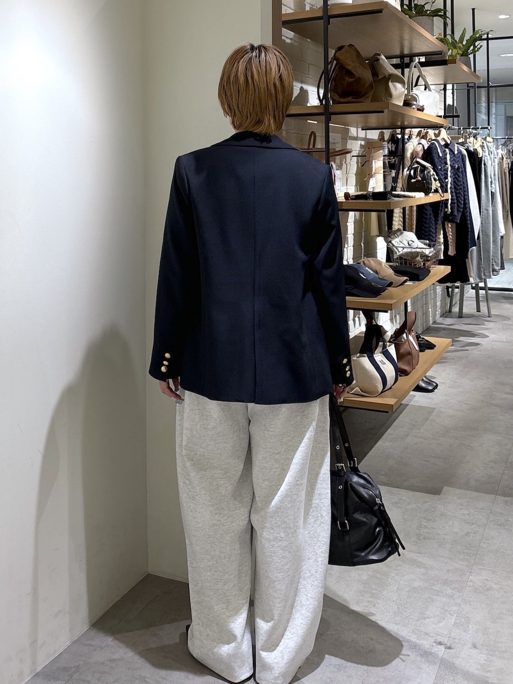 ブルー系のテーラードジャケット、ホワイト系のニット/セーター、ホワイト系のその他パンツを着用したレディースの春コーディネートの4枚目の写真