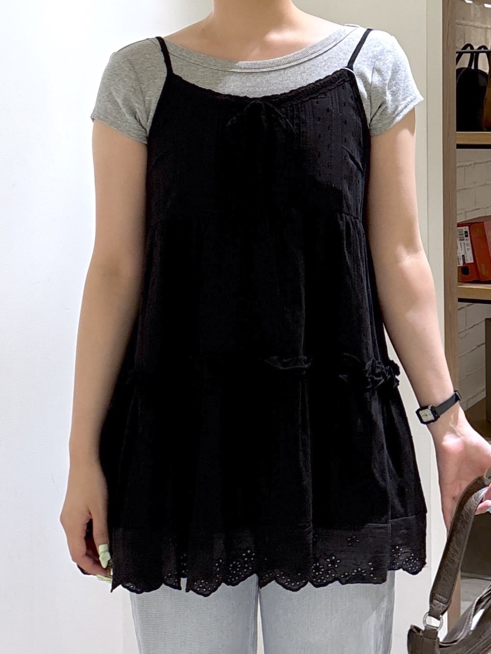 ブラック系のワンピース、グレー系のTシャツ/カットソー、ブルー系のデニムパンツを着用したレディースの夏コーディネートの5枚目の写真