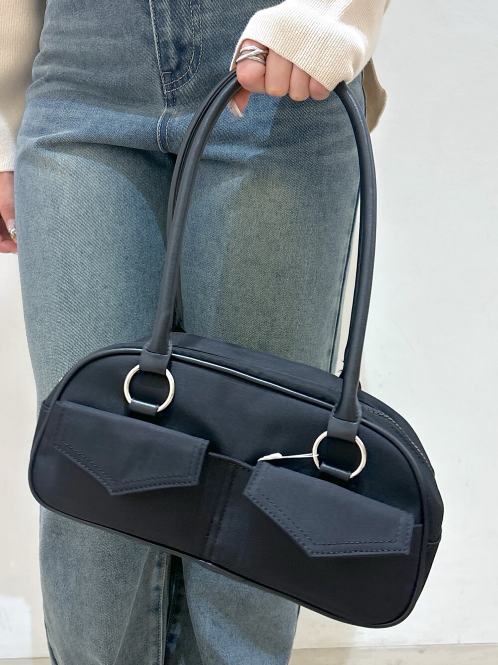 ホワイト系のニット/セーター、ブルー系のデニムパンツ、ブラック系のローファーを着用したレディースの冬コーディネートの8枚目の写真