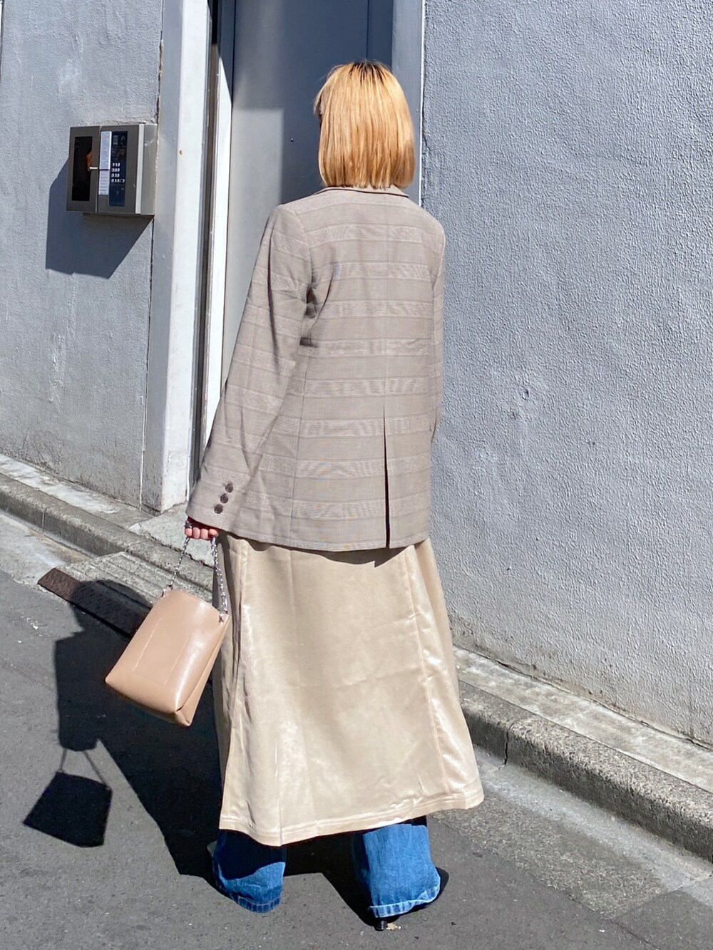 「春色、春アウター、ジャケット、ジャケットスタイル、春コーデ、レイヤードスタイル、キャミワンピ、春、淡色コーデ、ラメ」｜「FREE'S MARTのダブルブレストジャケット（テーラードジャケット、ブラウン系）」を使った、harukaさん（レディース・158cm）の冬コーディネートの4枚目の写真