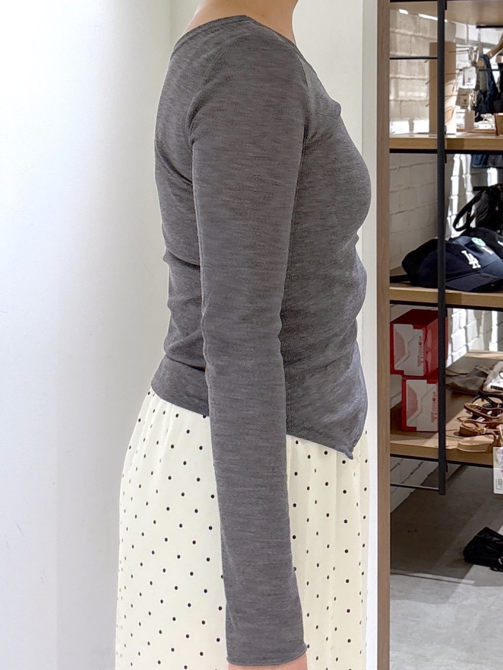 グレー系のTシャツ/カットソー、ホワイト系のスカート、ブラック系のパンプスを着用したレディースの夏コーディネートの6枚目の写真