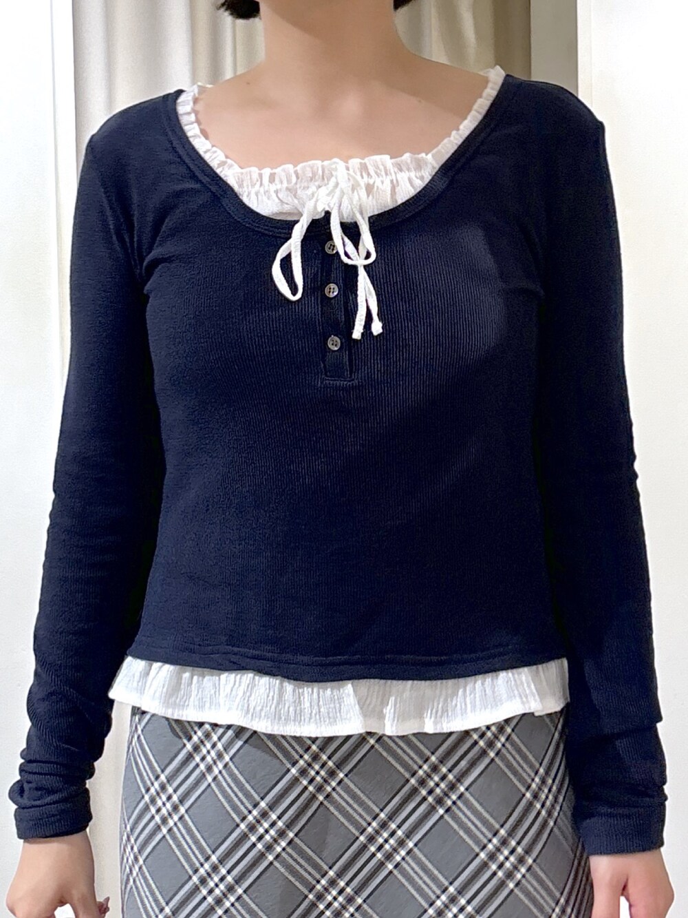 ブラック系のブルゾン、ブルー系のTシャツ/カットソー、ベージュ系のトートバッグを着用したレディースの秋コーディネートの7枚目の写真