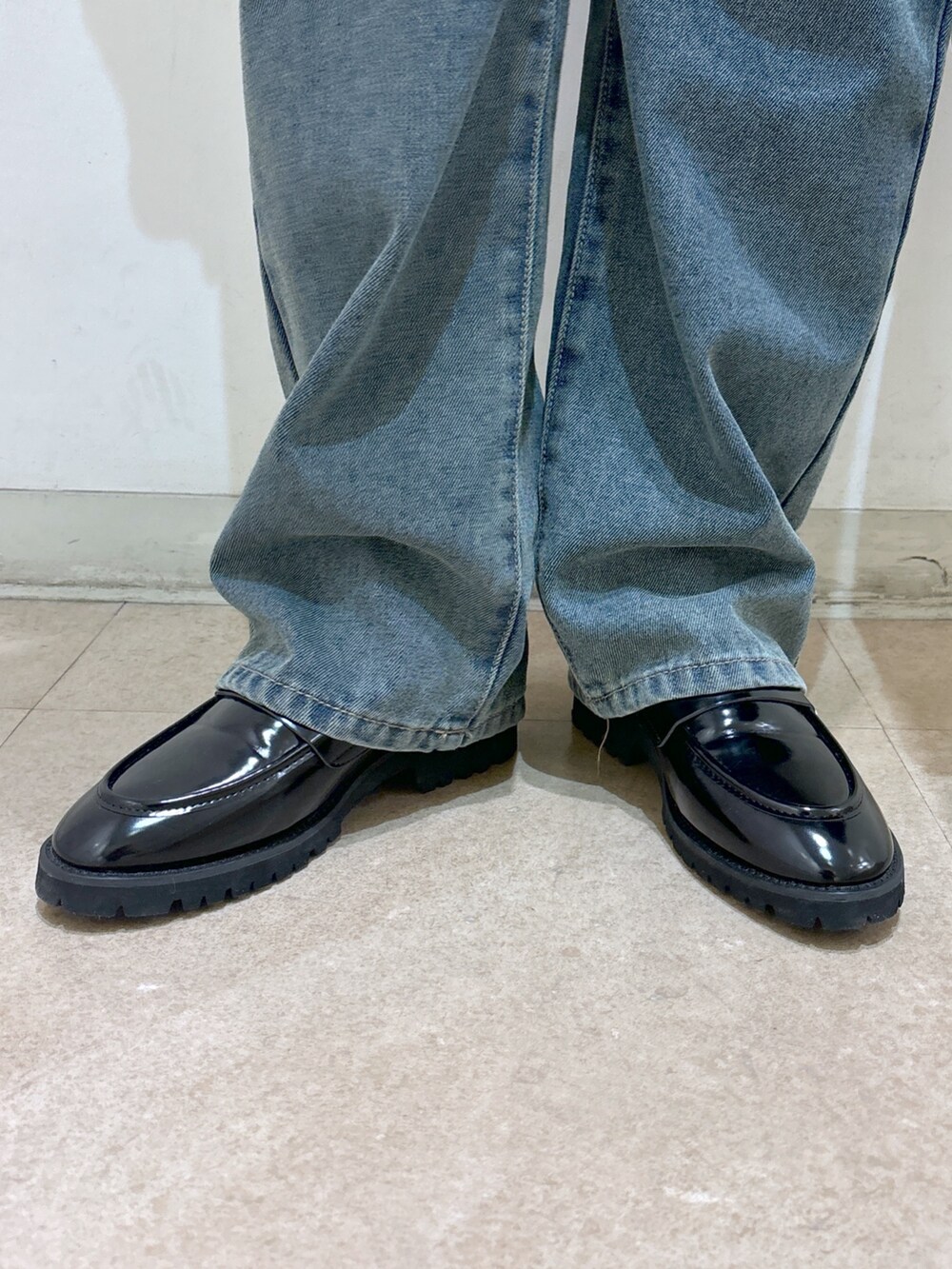 ホワイト系のニット/セーター、ブルー系のデニムパンツ、ブラック系のローファーを着用したレディースの冬コーディネートの7枚目の写真