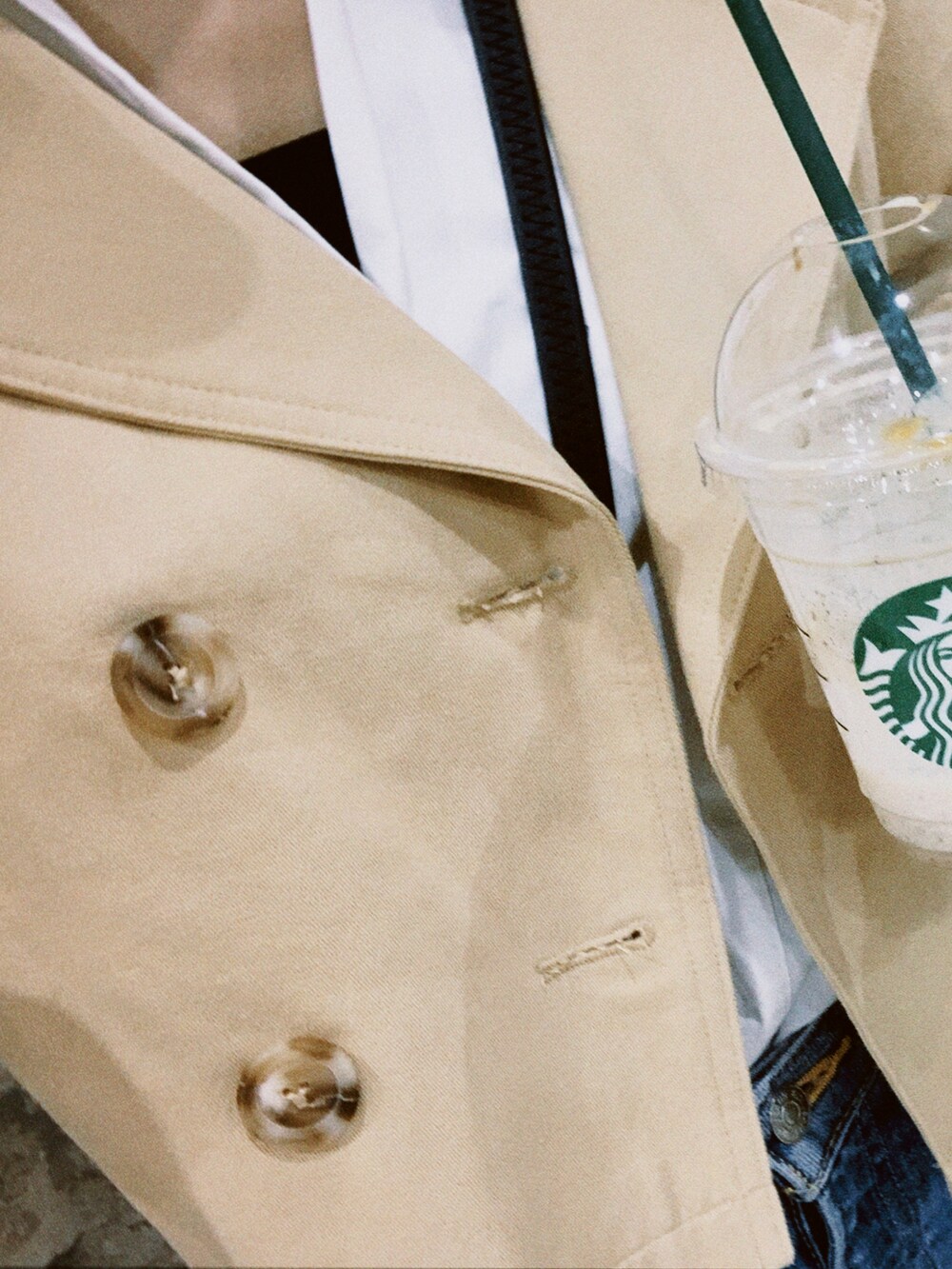 ブルー系のデニムパンツ、ホワイト系のシャツ/ブラウス、ブラック系のブーツを着用したレディースの秋コーディネートの2枚目の写真