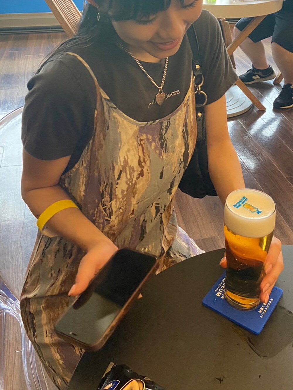 その他のワンピース/ドレス、ブラック系のブーツ、グレー系のTシャツ/カットソーを着用したレディースの秋コーディネートの2枚目の写真