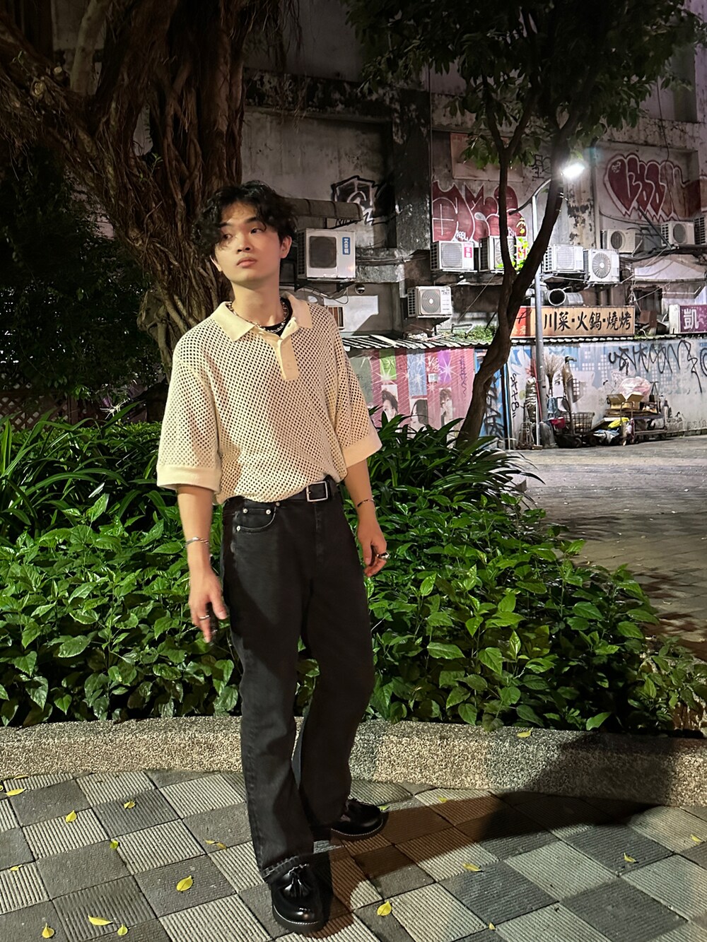 ブラック系のデニムパンツ、ベージュ系のポロシャツ、ブラック系のシューズを着用したメンズの夏コーディネートの4枚目の写真