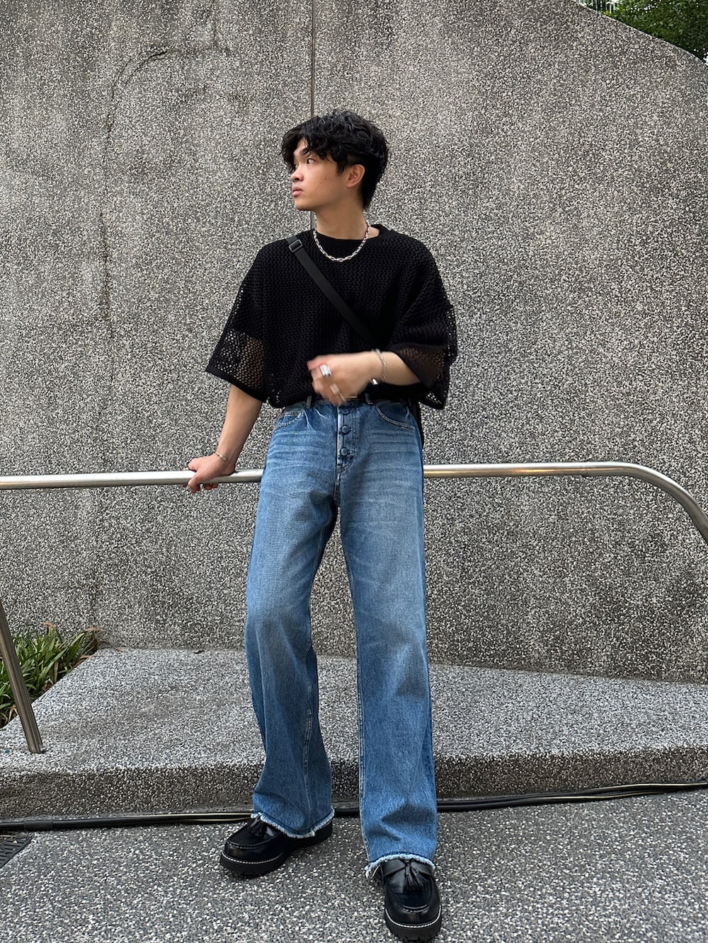 ブラック系のその他トップス、ブルー系のデニムパンツ、ブラック系のシューズを着用したメンズの夏コーディネートの2枚目の写真