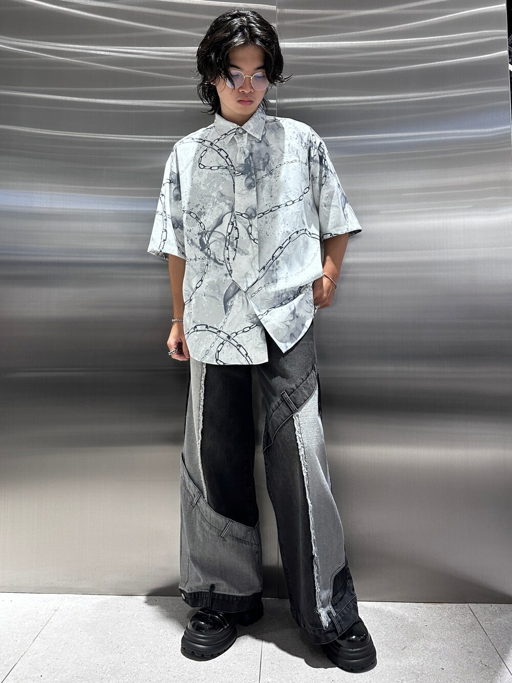 ホワイト系のシャツ/ブラウス、ブラック系のデニムパンツを着用したメンズの夏コーディネートの2枚目の写真