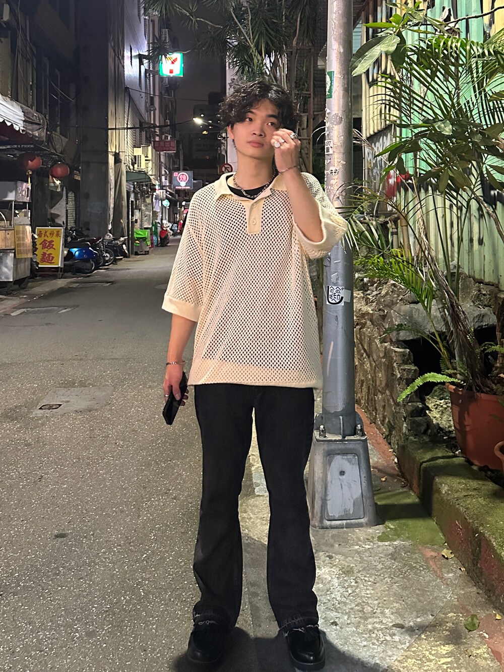 ブラック系のデニムパンツ、ベージュ系のポロシャツ、ブラック系のシューズを着用したメンズの夏コーディネートの2枚目の写真