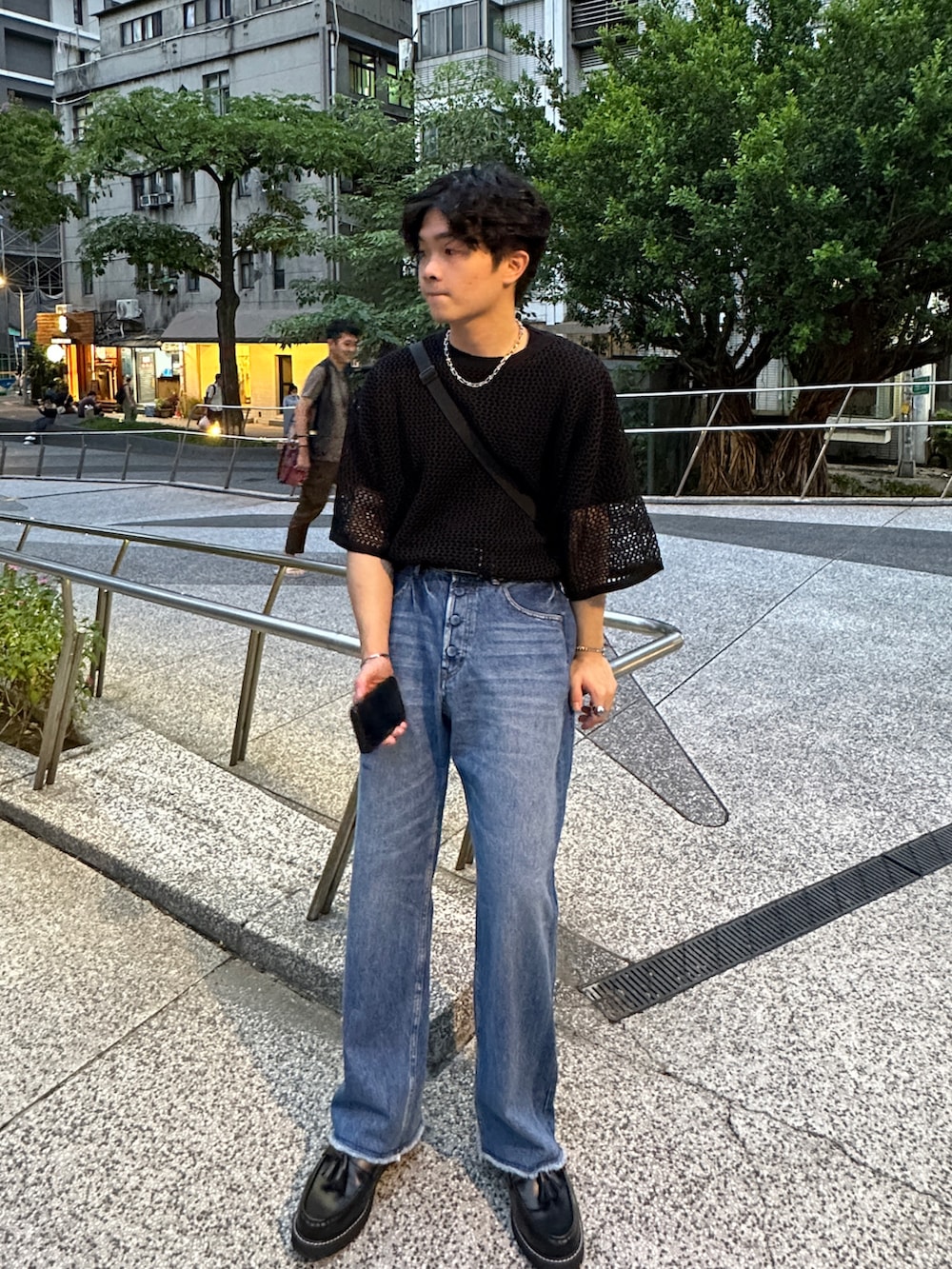 ブラック系のその他トップス、ブルー系のデニムパンツ、ブラック系のシューズを着用したメンズの夏コーディネートの3枚目の写真